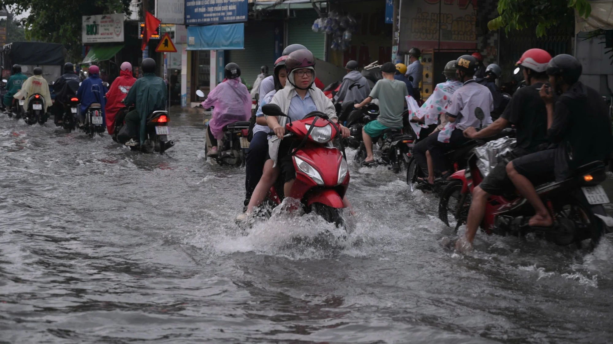 Mưa lớn đầu tuần, nhiều tuyến đường ở TP.HCM ngập sâu