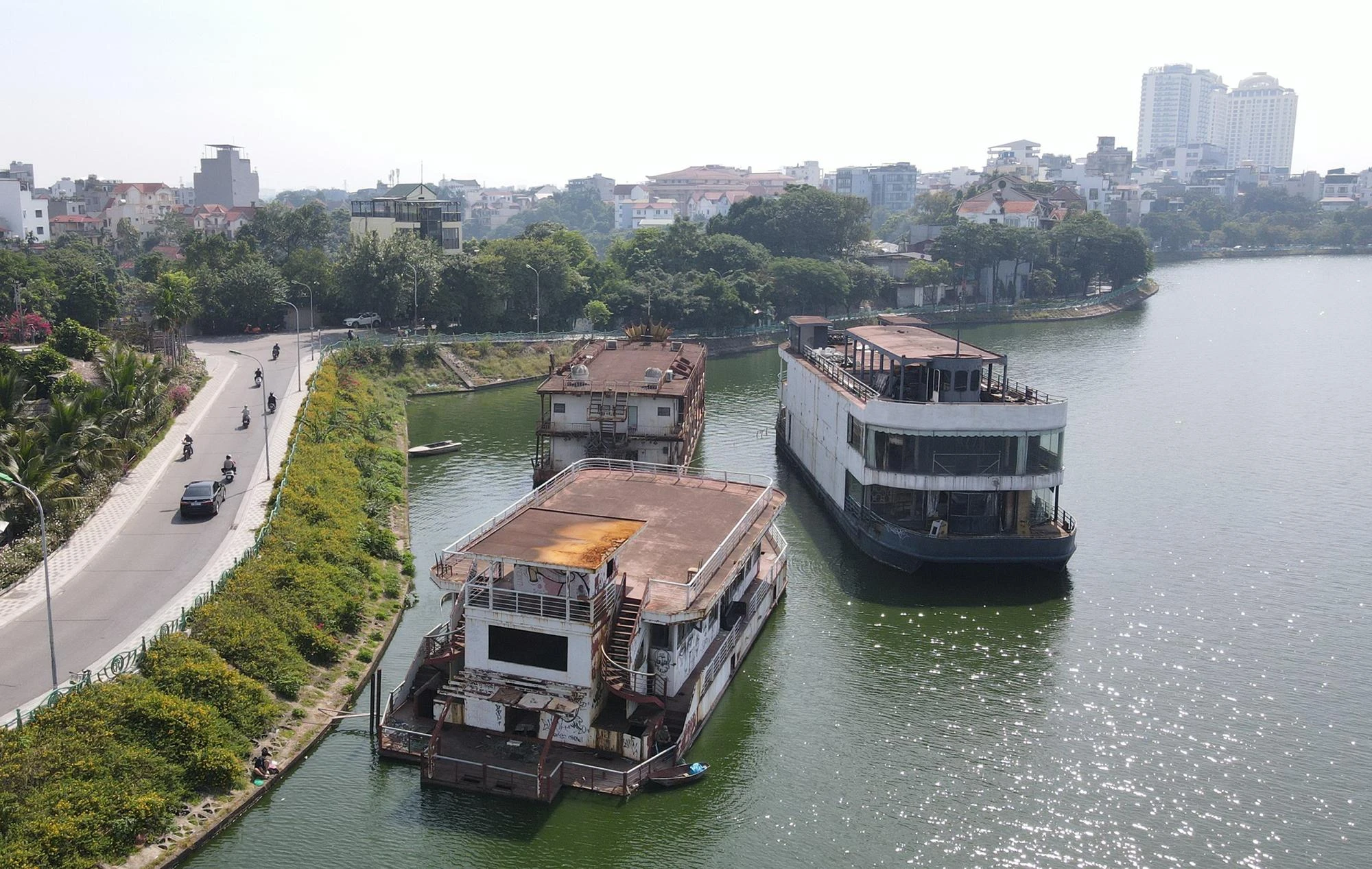 Sau nhiều năm dừng hoạt động, bỏ hoang, cuối năm 2021, một số du thuyền đã được tháo dỡ, di dời. Số du thuyền, nhà hàng nổi còn lại đến nay được xử lý dứt điểm. Sau nhiều năm dừng hoạt động, bỏ hoang, cuối năm 2021, một số du thuyền đã được tháo dỡ, di dời. Số du thuyền, nhà hàng nổi còn lại đến nay được xử lý dứt điểm.