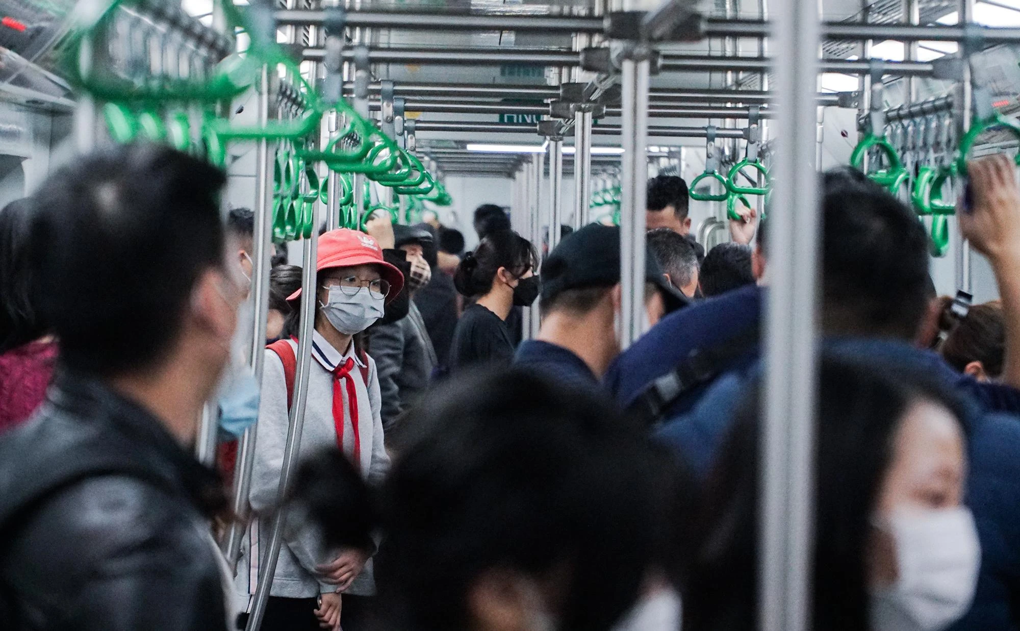 Metro Hà Nội - đơn vị quản lý, vận hành tuyến Cát Linh - Hà Đông, tuyến đường sắt đầu đô thị đầu tiên của cả nước, cho biết, đến lúc này, lượng khách đi lại hàng ngày đã lên mức 32.000 lượt người, với khoảng 70% là người đi học, đi làm thường xuyên mua vé tháng. So với tháng 9, đầu tháng 10, lượng khách đi lại tăng 10%. Metro Hà Nội - đơn vị quản lý, vận hành tuyến Cát Linh - Hà Đông, tuyến đường sắt đầu đô thị đầu tiên của cả nước, cho biết, đến lúc này, lượng khách đi lại hàng ngày đã lên mức 32.000 lượt người, với khoảng 70% là người đi học, đi làm thường xuyên mua vé tháng. So với tháng 9, đầu tháng 10, lượng khách đi lại tăng 10%.