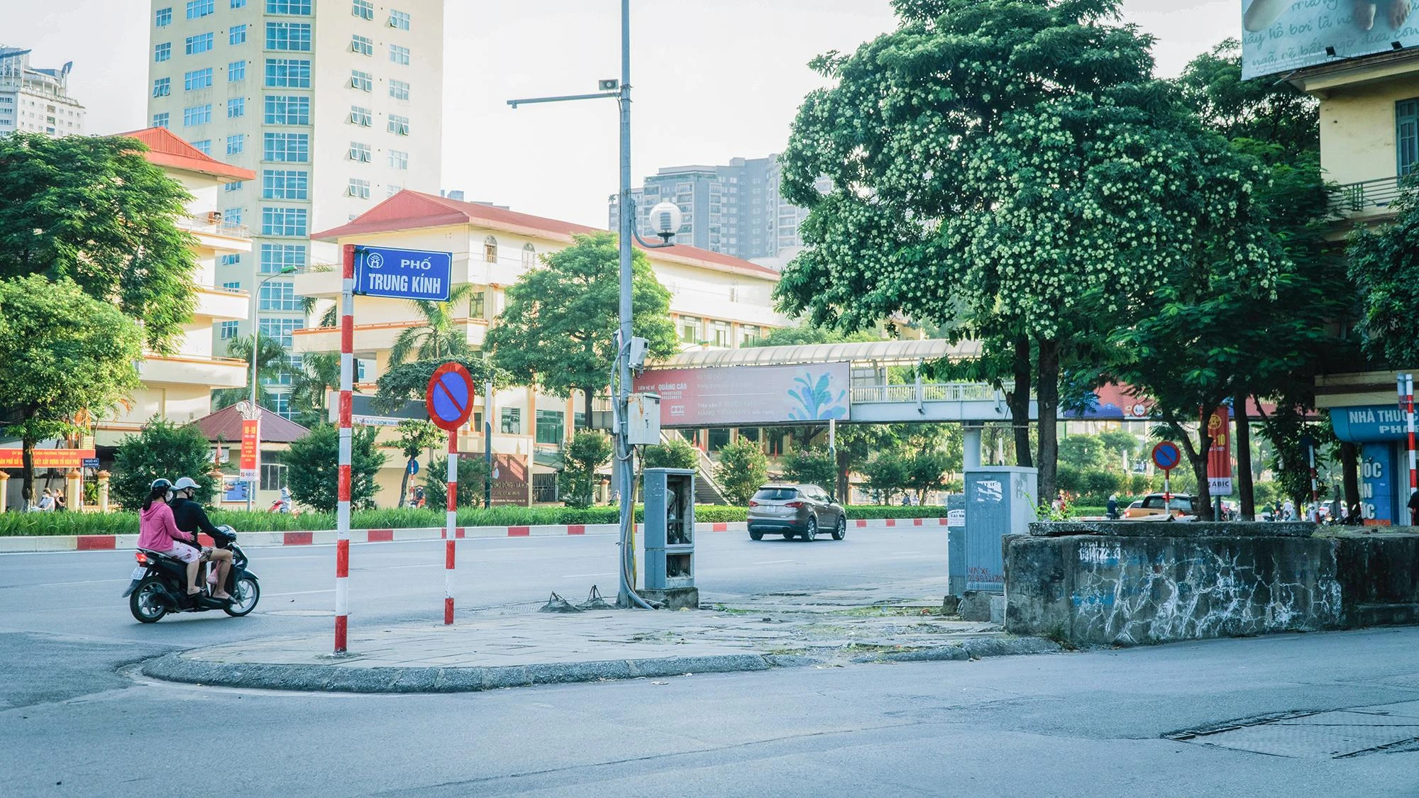 Hầu như phố nào cũng có một vài cây hoa sữa. Lặng lẽ nép mình bên những gốc xà cừ đã già nua, hay khiêm nhường ở một góc phố nhỏ, lặng lẽ buông hương dưới ánh mặt trời. Hầu như phố nào cũng có một vài cây hoa sữa. Lặng lẽ nép mình bên những gốc xà cừ đã già nua, hay khiêm nhường ở một góc phố nhỏ, lặng lẽ buông hương dưới ánh mặt trời.