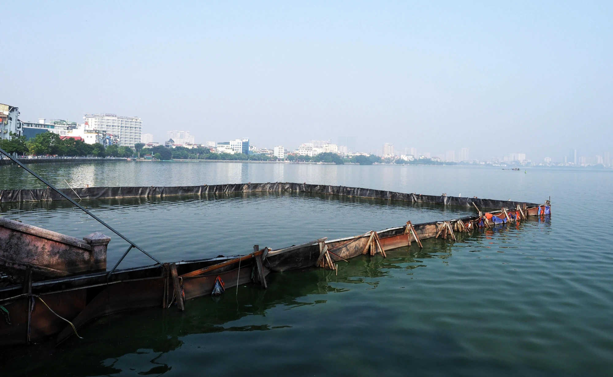 Đến ngày 23-6-2019, chuyên gia Nhật Bản đã chỉ đạo tiến hành quây kín lại bằng bạt và các bao cát chèn đáy chân tôn. Kết quả phân tích có được, lượng vi khuẩn, vi sinh vật có hại đã được giảm đi rất nhiều, đồng thời kích hoạt làm tăng nhiều lượng vi sinh vật có lợi. Dù bước đầu kết quả bước đầu có khả quan, nhưng dự án có tiếp tục nữa hay không thì vẫn là một câu hỏi bỏ ngỏ. Đến ngày 23-6-2019, chuyên gia Nhật Bản đã chỉ đạo tiến hành quây kín lại bằng bạt và các bao cát chèn đáy chân tôn. Kết quả phân tích có được, lượng vi khuẩn, vi sinh vật có hại đã được giảm đi rất nhiều, đồng thời kích hoạt làm tăng nhiều lượng vi sinh vật có lợi. Dù bước đầu kết quả bước đầu có khả quan, nhưng dự án có tiếp tục nữa hay không thì vẫn là một câu hỏi bỏ ngỏ.