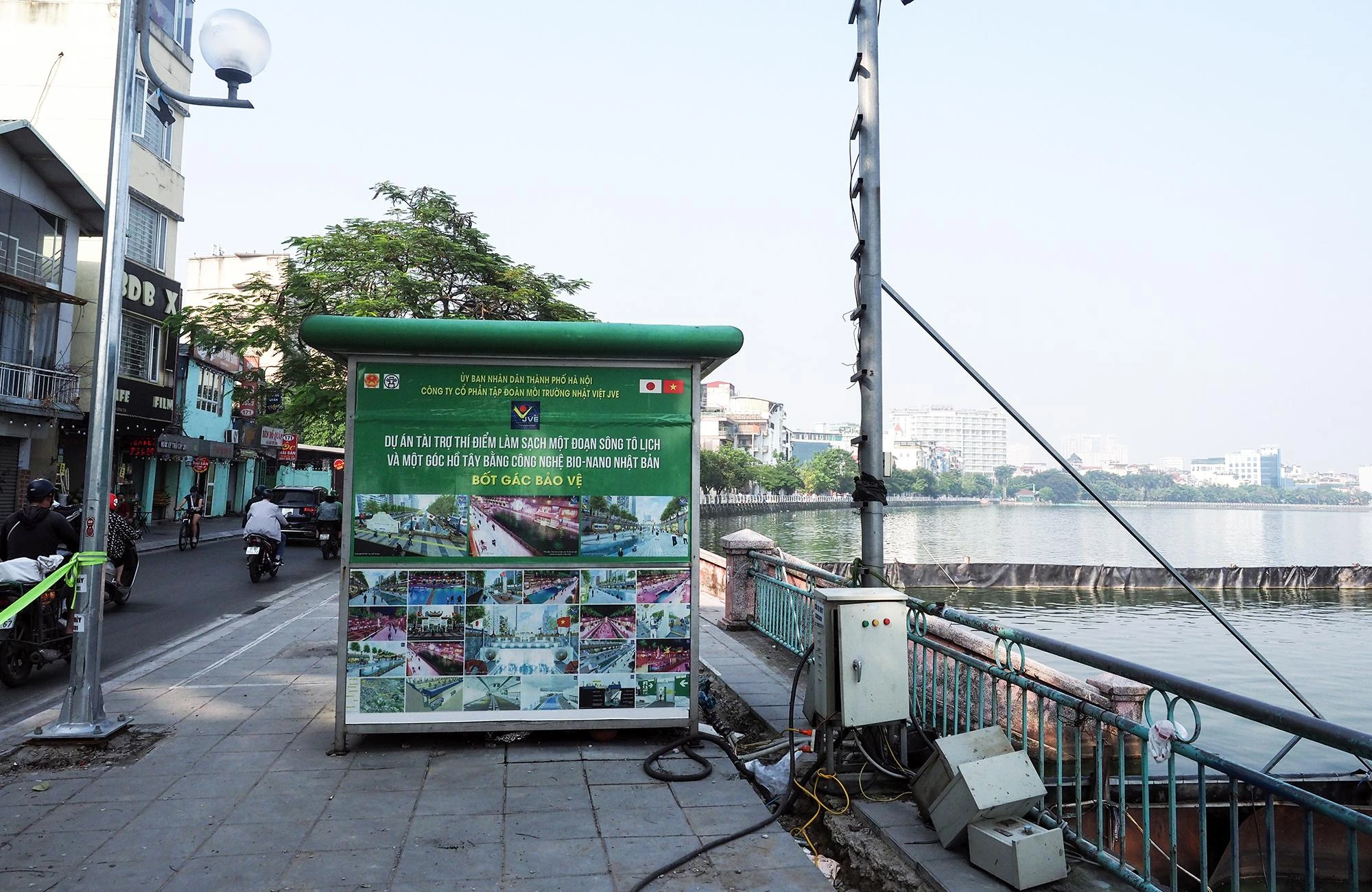 Phía bên trên vỉa hè, một bốt bảo vệ của khu thí điểm vẫn được để nguyên. Phía bên trên vỉa hè, một bốt bảo vệ của khu thí điểm vẫn được để nguyên.