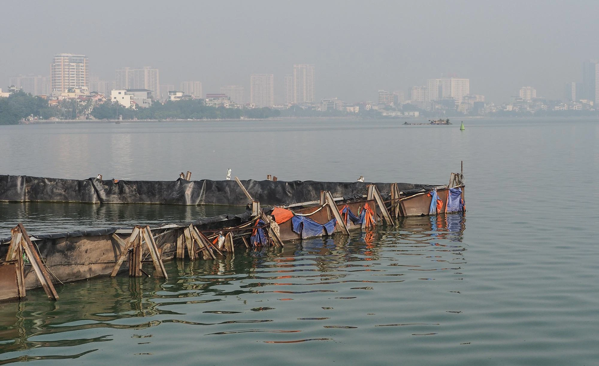Việc để hàng rào và bảng biển trong hai năm qua làm mất mỹ quan của khu vực, quận Tây Hồ nhiều lần có văn bản gửi Sở Xây dựng và công ty, kiến nghị có biện pháp bảo đảm cảnh quan khu vực mặt nước hồ Tây. Việc để hàng rào và bảng biển trong hai năm qua làm mất mỹ quan của khu vực, quận Tây Hồ nhiều lần có văn bản gửi Sở Xây dựng và công ty, kiến nghị có biện pháp bảo đảm cảnh quan khu vực mặt nước hồ Tây.