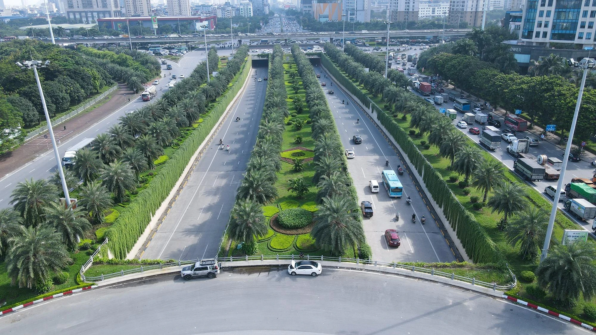 Nhìn từ trên cao, những hàng cây cúc tần cùng những cây xanh khác tạo nên một thảm thực vật phong phú ngay tại khu vực hầm chui Trung Hòa cả trên và dưới hầm.