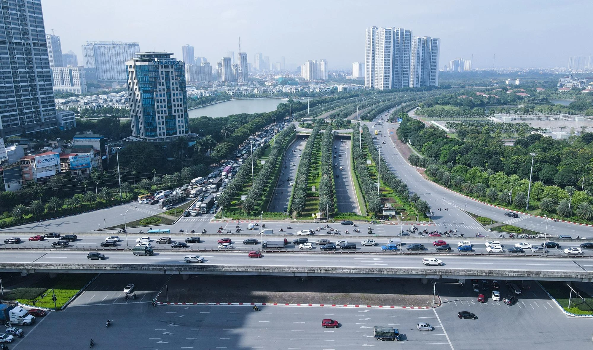 Những ngày này, đi qua khu vực hầm chui Trung Hòa, đoạn nối đường Trần Duy Hưng - Đại lộ Thăng Long, TP Hà Nội, ai nấy đều cảm thấy thích thú khi vách đường hầm được bao phủ bởi những hàng cây dây leo xanh mướt.