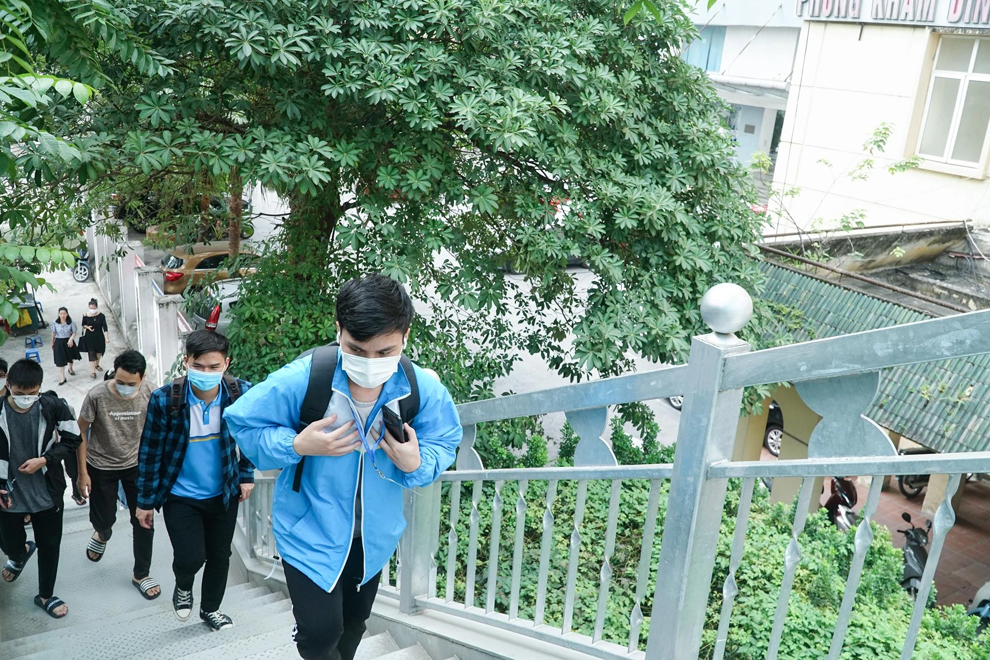 Mặc dù rất nhiều người thích mùi hoa sữa. Tuy nhiên, cũng không ít người cảm thấy khó chịu như bị “tra tấn” vì hoa sữa, nhất là ở một số các tuyến phố có mật độ cây được trồng nhiều như ở đường Nguyễn Chí Thanh. Mặc dù rất nhiều người thích mùi hoa sữa. Tuy nhiên, cũng không ít người cảm thấy khó chịu như bị “tra tấn” vì hoa sữa, nhất là ở một số các tuyến phố có mật độ cây được trồng nhiều như ở đường Nguyễn Chí Thanh.