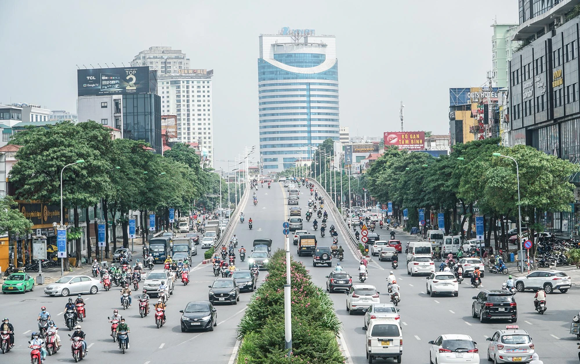 Không chỉ có đường Nguyễn Chí Thanh, những con phố khác như: Trần Duy Hưng, Mễ Trì, Lê Quang Đạo, Trần Đăng Ninh cũng xuất hiện dày đặc... loài cây này. Không chỉ có đường Nguyễn Chí Thanh, những con phố khác như: Trần Duy Hưng, Mễ Trì, Lê Quang Đạo, Trần Đăng Ninh cũng xuất hiện dày đặc... loài cây này.
