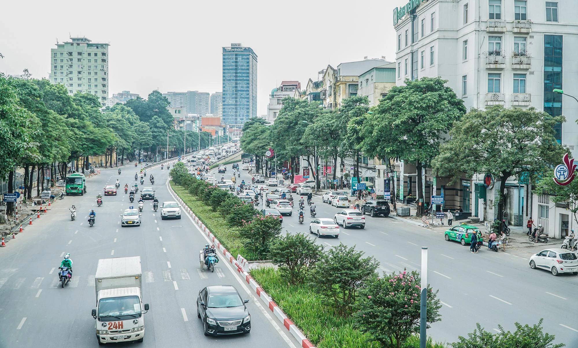 Sống ngay trên mặt đường Nguyễn Chí Thanh, bà Nguyễn Thị Thu Hoa chia sẻ: “Hoa sữa ít thì hương thơm thoang thoảng, nhưng nhiều quá như ở trên phố Nguyễn Chí Thanh này thì hắc khủng khiếp, nhất là khi về đêm. Thời điểm giữa đến cuối mùa thu hoa nở rộ, buổi tối đi ngủ tôi phải đóng cửa kín mít, thậm chí nhiều hôm phải đeo khẩu trang mới ngủ nổi”. Sống ngay trên mặt đường Nguyễn Chí Thanh, bà Nguyễn Thị Thu Hoa chia sẻ: “Hoa sữa ít thì hương thơm thoang thoảng, nhưng nhiều quá như ở trên phố Nguyễn Chí Thanh này thì hắc khủng khiếp, nhất là khi về đêm. Thời điểm giữa đến cuối mùa thu hoa nở rộ, buổi tối đi ngủ tôi phải đóng cửa kín mít, thậm chí nhiều hôm phải đeo khẩu trang mới ngủ nổi”.