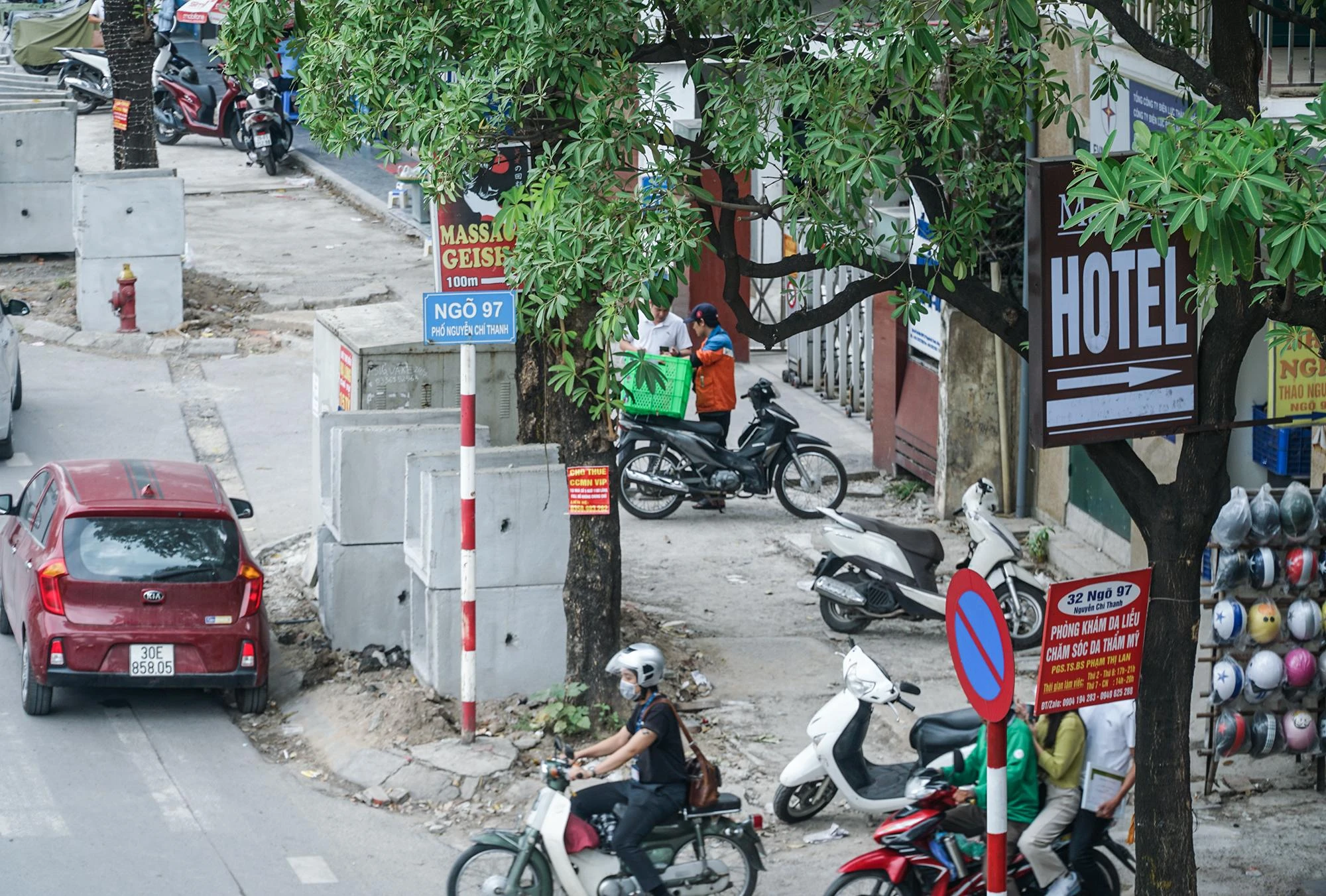 Hoa sữa nở rộ vào mùa hè. Thời điểm này, thời tiết ngoài trời oi ả, hương từ cây hoa sữa tỏa ra nhiều, khiến cho cả một đoạn phố chỉ thấy mùi hoa sữa, ai cũng thấy choáng váng, nhất là người lớn tuổi. Hoa sữa nở rộ vào mùa hè. Thời điểm này, thời tiết ngoài trời oi ả, hương từ cây hoa sữa tỏa ra nhiều, khiến cho cả một đoạn phố chỉ thấy mùi hoa sữa, ai cũng thấy choáng váng, nhất là người lớn tuổi.