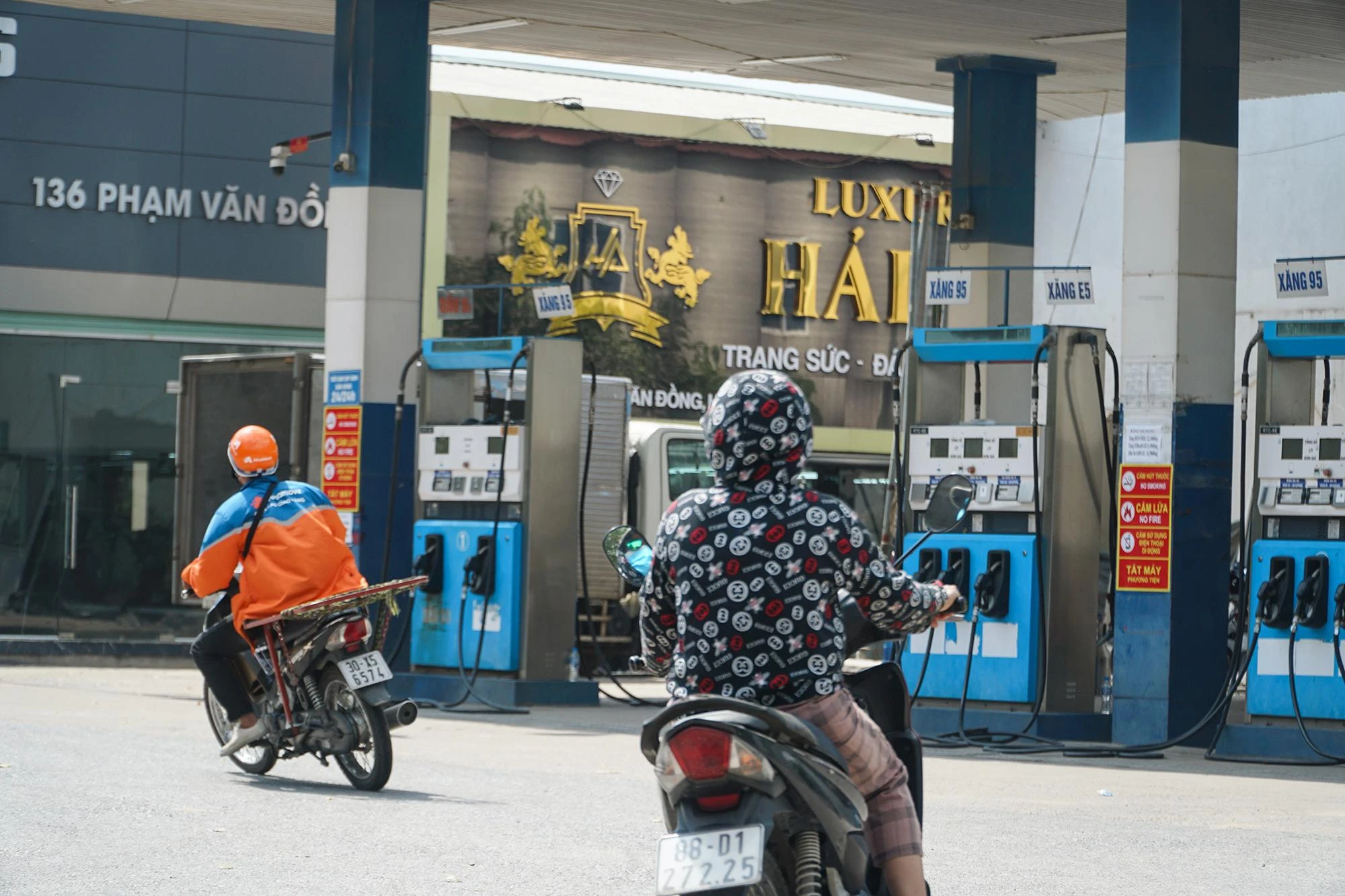Một cây xăng trên đường Phạm Văn Đồng không có vật cản báo hiệu trước, nên hai người đi xe máy phải quẹo vào lại phải vòng ra. Lý do ở đây, như nhân viên cây xăng nói là "do sự cố về điện". Một cây xăng trên đường Phạm Văn Đồng không có vật cản báo hiệu trước, nên hai người đi xe máy phải quẹo vào lại phải vòng ra. Lý do ở đây, như nhân viên cây xăng nói là "do sự cố về điện".