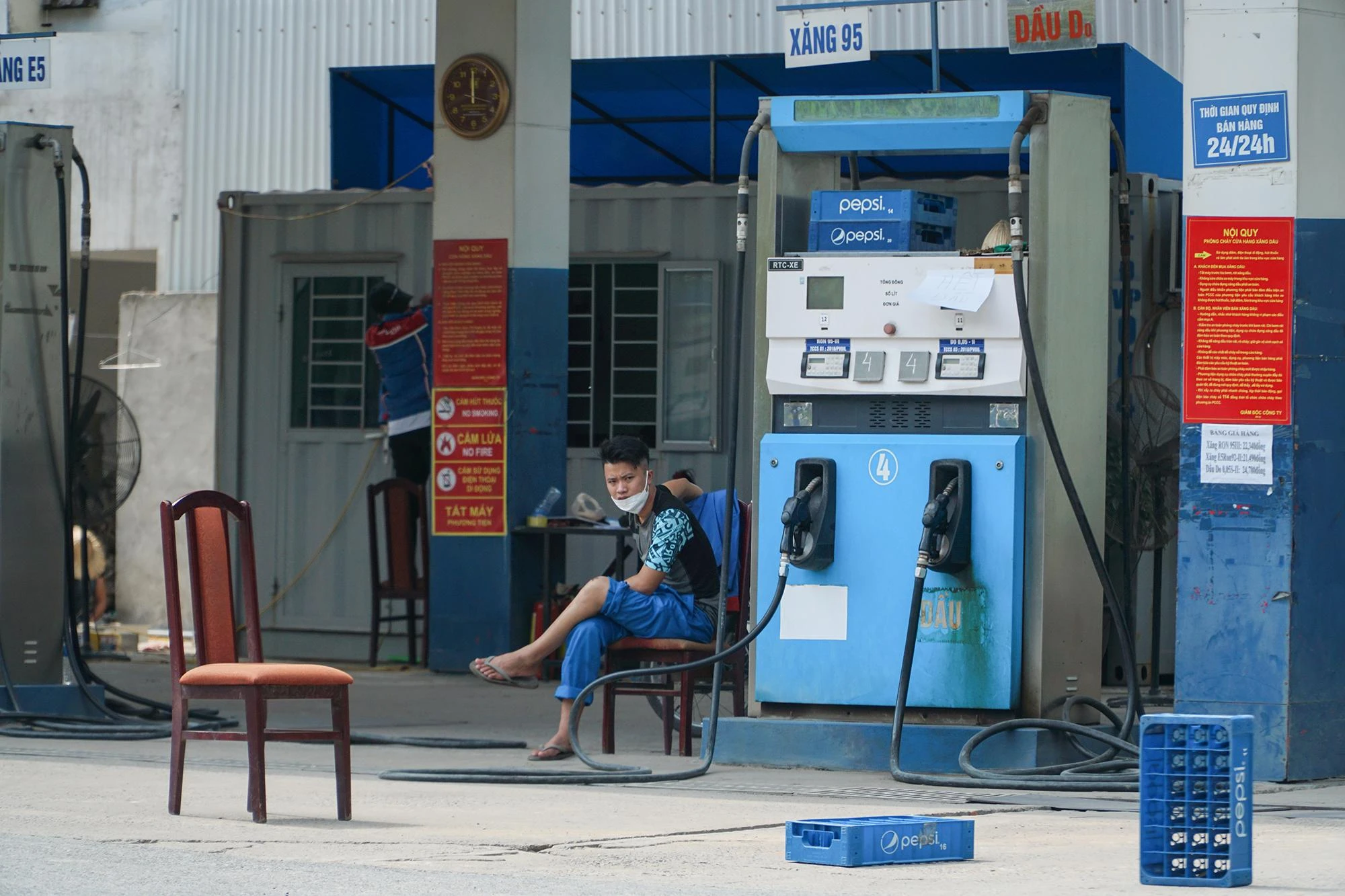 Kỳ điều hành giá xăng, dầu là vào các ngày 1, 11, 21 hằng tháng. Tại kỳ điều hành trước, hôm 21/10, liên Bộ Công Thương - Tài chính đã tăng giá xăng E5RON92 thêm 200 đồng/lít lên mức 21.490 đồng/lít; RON95 tăng 340 đồng/lít lên mức 22.340 đồng/lít; diesel tăng 600 đồng/lít lên 24.780 đồng/lít... Trong ảnh, một cây xăng ở Hà Nội lấy lý do hết hàng, đặt vật cản để người dân khỏi mất công đánh xe vào đổ nhiên liệu, trưa 31-10. Kỳ điều hành giá xăng, dầu là vào các ngày 1, 11, 21 hằng tháng. Tại kỳ điều hành trước, hôm 21/10, liên Bộ Công Thương - Tài chính đã tăng giá xăng E5RON92 thêm 200 đồng/lít lên mức 21.490 đồng/lít; RON95 tăng 340 đồng/lít lên mức 22.340 đồng/lít; diesel tăng 600 đồng/lít lên 24.780 đồng/lít... Trong ảnh, một cây xăng ở Hà Nội lấy lý do hết hàng, đặt vật cản để người dân khỏi mất công đánh xe vào đổ nhiên liệu, trưa 31-10.