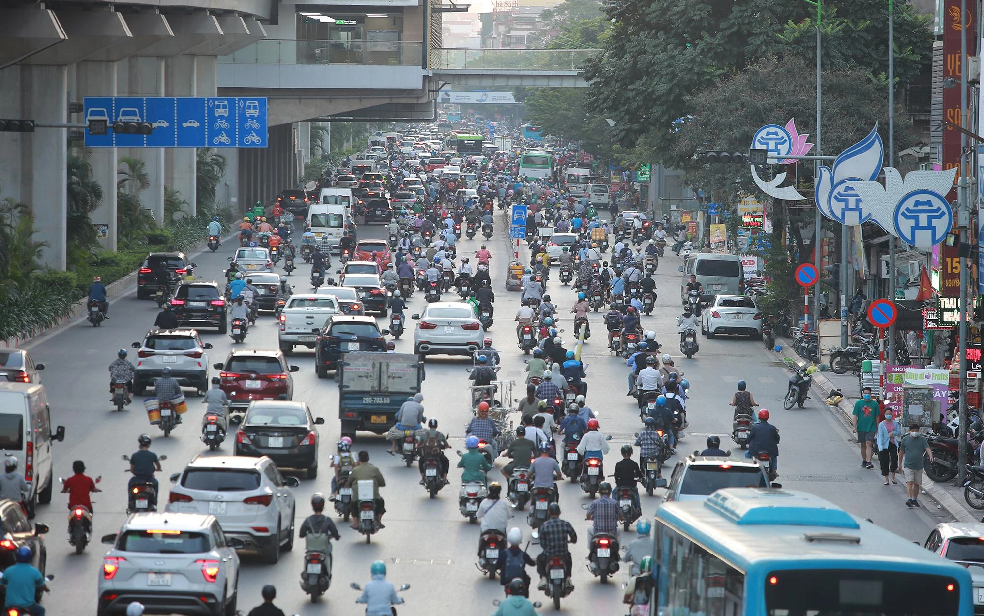 Việc phân làn hiện nay trên tuyến đường Nguyễn Trãi (đoạn từ Vành đai 3 đến nút giao thông Ngã Tư Sở) dường như không có tác dụng. Việc phân làn hiện nay trên tuyến đường Nguyễn Trãi (đoạn từ Vành đai 3 đến nút giao thông Ngã Tư Sở) dường như không có tác dụng.