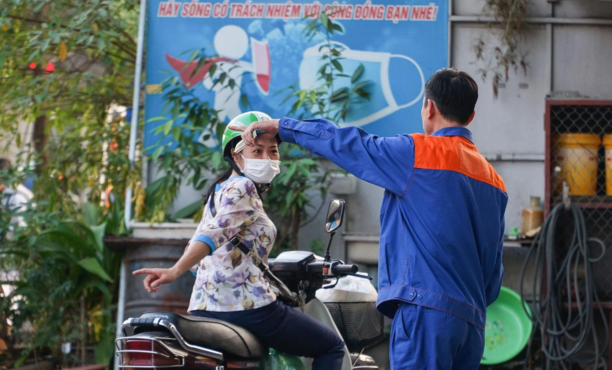 Khách tới đổ xăng được hướng dẫn qua cửa hàng còn xăng. Nhân viên bán xăng cho biết, do người dân đổ quá đông nên cây xăng bị “cháy hàng”, cửa hàng buộc phải đóng cửa để chờ được tiếp nhiên liệu. Khách tới đổ xăng được hướng dẫn qua cửa hàng còn xăng. Nhân viên bán xăng cho biết, do người dân đổ quá đông nên cây xăng bị “cháy hàng”, cửa hàng buộc phải đóng cửa để chờ được tiếp nhiên liệu.