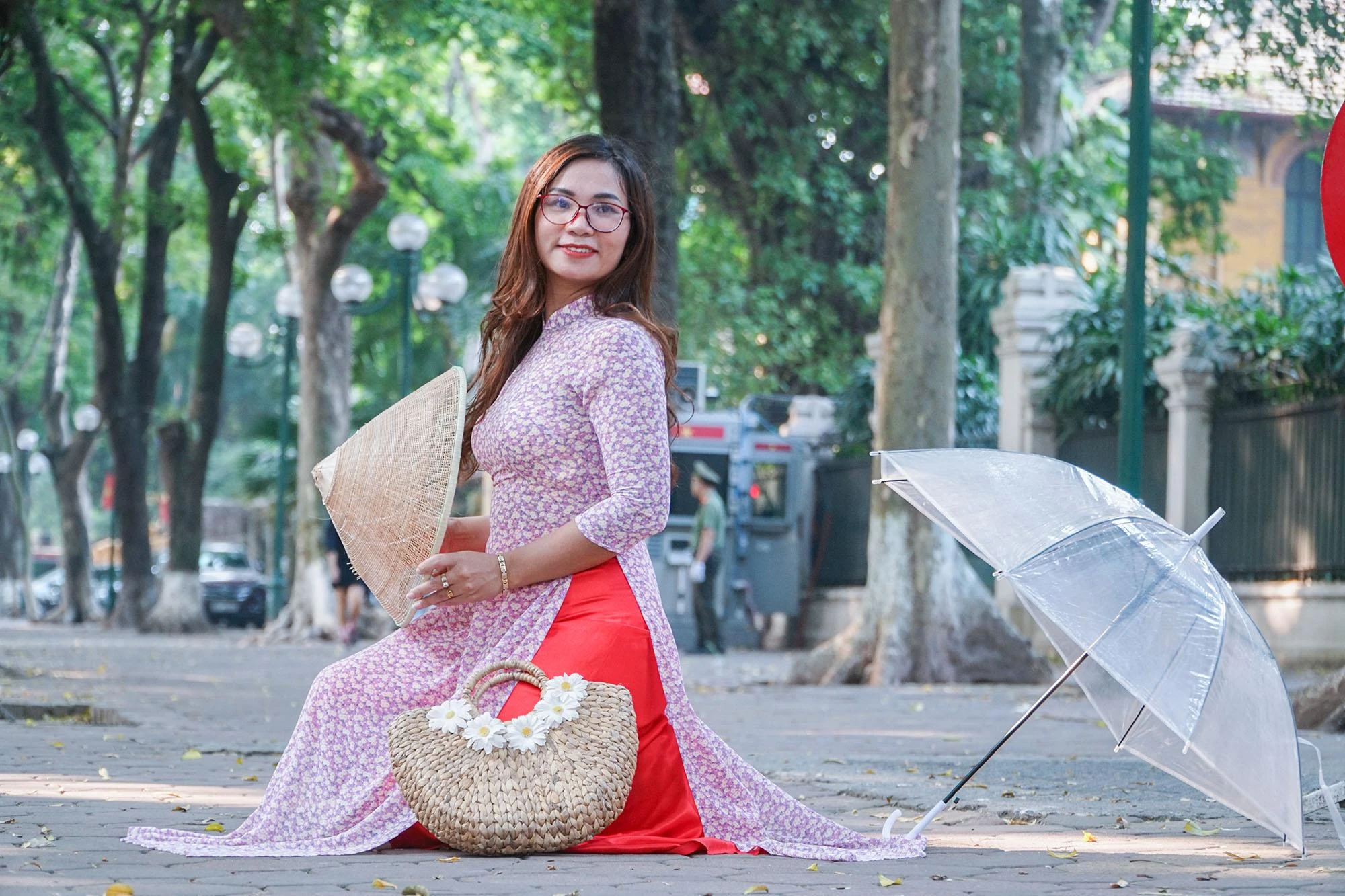 Nhiều người ngẩn ngơ trước sự se lạnh của những cơn gió heo may, cảm nhận mùa hoa sữa, hương vị của những trái sấu chín cành. Nhiều người ngẩn ngơ trước sự se lạnh của những cơn gió heo may, cảm nhận mùa hoa sữa, hương vị của những trái sấu chín cành.