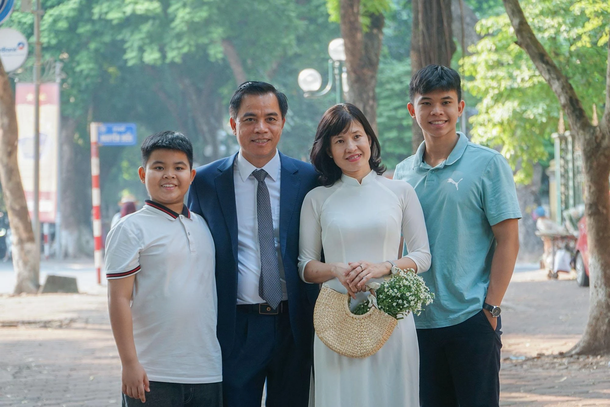 Một gia đình tranh thủ ngày cuối tuần cùng nhau đi tới đây chụp những bức ảnh làm kỷ niệm. Một gia đình tranh thủ ngày cuối tuần cùng nhau đi tới đây chụp những bức ảnh làm kỷ niệm.