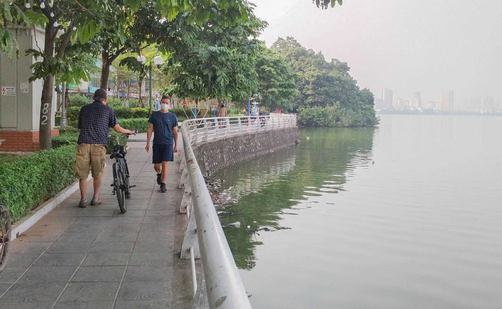 Nhiều người dân khi đi tập thể dục qua khu vực này phải bịt khẩu trang vì mùi tanh hôi từ mặt hồ bốc lên nồng nặc. Nhiều người dân khi đi tập thể dục qua khu vực này phải bịt khẩu trang vì mùi tanh hôi từ mặt hồ bốc lên nồng nặc.