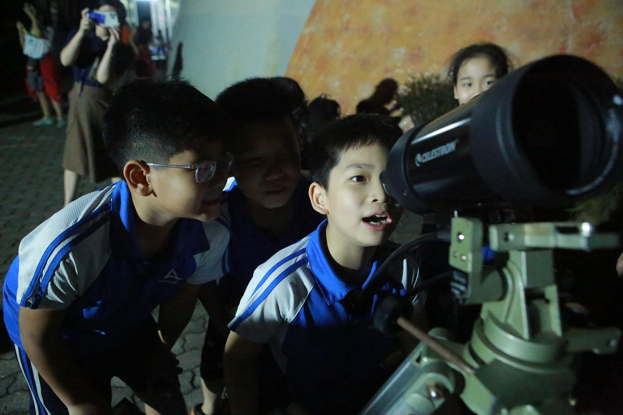 Hình ảnh một nhóm học sinh tiểu học được người lớn dẫn tới Đài thiên văn Hòa Lạc (Hà Nội) để quan sát hiện tượng nguyệt thực qua thiết bị chuyên dụng. Hình ảnh một nhóm học sinh tiểu học được người lớn dẫn tới Đài thiên văn Hòa Lạc (Hà Nội) để quan sát hiện tượng nguyệt thực qua thiết bị chuyên dụng.