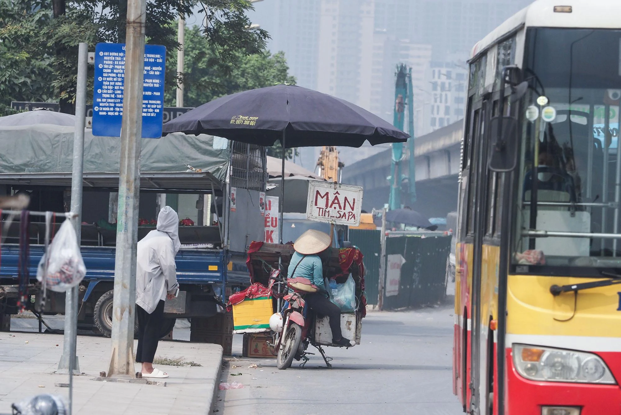 Ngay khu vực sát lô cốt, người dân còn đỗ xe trên vỉa hè, bày bán hoa quả xuống lòng đường. Việc này vừa gây ùn tắc giao thông, nguy hiểm cho người đi đường. Ngay khu vực sát lô cốt, người dân còn đỗ xe trên vỉa hè, bày bán hoa quả xuống lòng đường. Việc này vừa gây ùn tắc giao thông, nguy hiểm cho người đi đường.