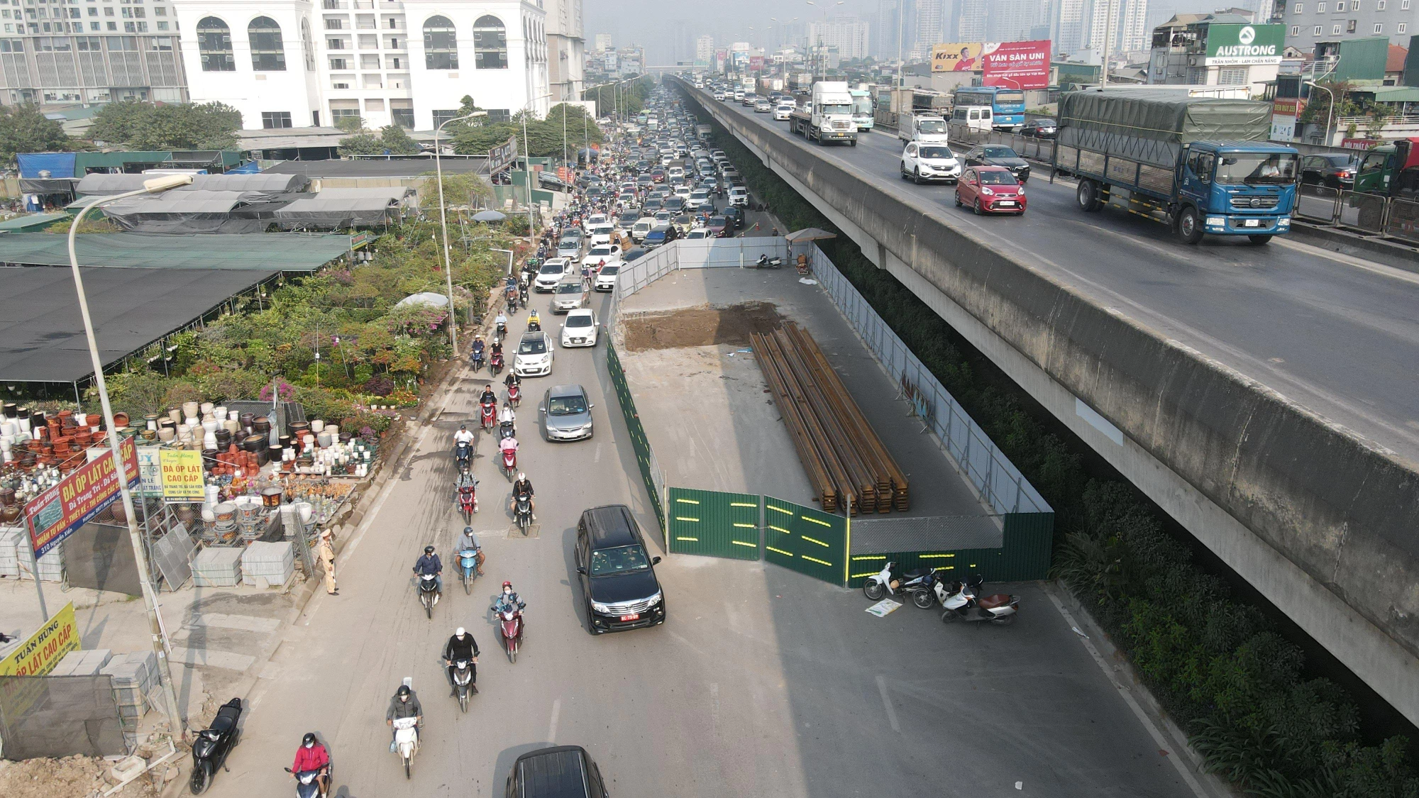 Để thi công các hố ga ngầm thuộc gói thầu số 02, dự án hệ thống xử lý nước thải Yên Xá trên đường Nguyễn Xiển, nhà thầu phải dựng lô cốt công trình. Vì nằm giữa lòng đường, các lô cốt này tạo ra các điểm nghẽn, dẫn tới ùn tắc giao thông nghiêm trọng nhiều ngày qua. Để thi công các hố ga ngầm thuộc gói thầu số 02, dự án hệ thống xử lý nước thải Yên Xá trên đường Nguyễn Xiển, nhà thầu phải dựng lô cốt công trình. Vì nằm giữa lòng đường, các lô cốt này tạo ra các điểm nghẽn, dẫn tới ùn tắc giao thông nghiêm trọng nhiều ngày qua.