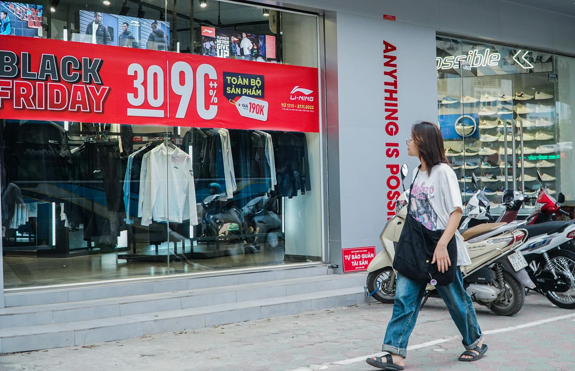Trên thế giới, Black Friday, hay còn gọi là ngày "Thứ Sáu đen tối", được ấn định vào thứ Sáu đầu tiên sau ngày Lễ Tạ Ơn (một ngày lễ hàng năm được tổ chức chủ yếu tại Mỹ và Canada). Trên thế giới, Black Friday, hay còn gọi là ngày "Thứ Sáu đen tối", được ấn định vào thứ Sáu đầu tiên sau ngày Lễ Tạ Ơn (một ngày lễ hàng năm được tổ chức chủ yếu tại Mỹ và Canada).