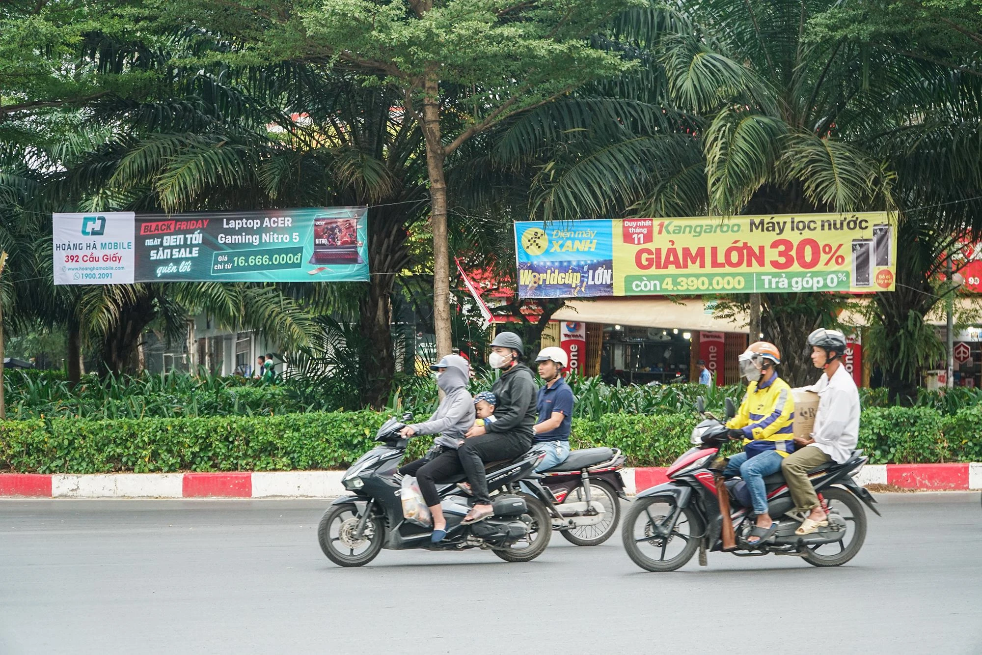 Thay vì chỉ tập trung giảm giá vào 1-2 ngày như các nước ở châu Âu hay Mỹ, ở Việt Nam mùa mua sắm Black Friday kéo dài hơn. Có những thương hiệu còn đưa ra chương trình giảm giá trong 10 ngày, thậm chí cả nửa tháng. Thay vì chỉ tập trung giảm giá vào 1-2 ngày như các nước ở châu Âu hay Mỹ, ở Việt Nam mùa mua sắm Black Friday kéo dài hơn. Có những thương hiệu còn đưa ra chương trình giảm giá trong 10 ngày, thậm chí cả nửa tháng.