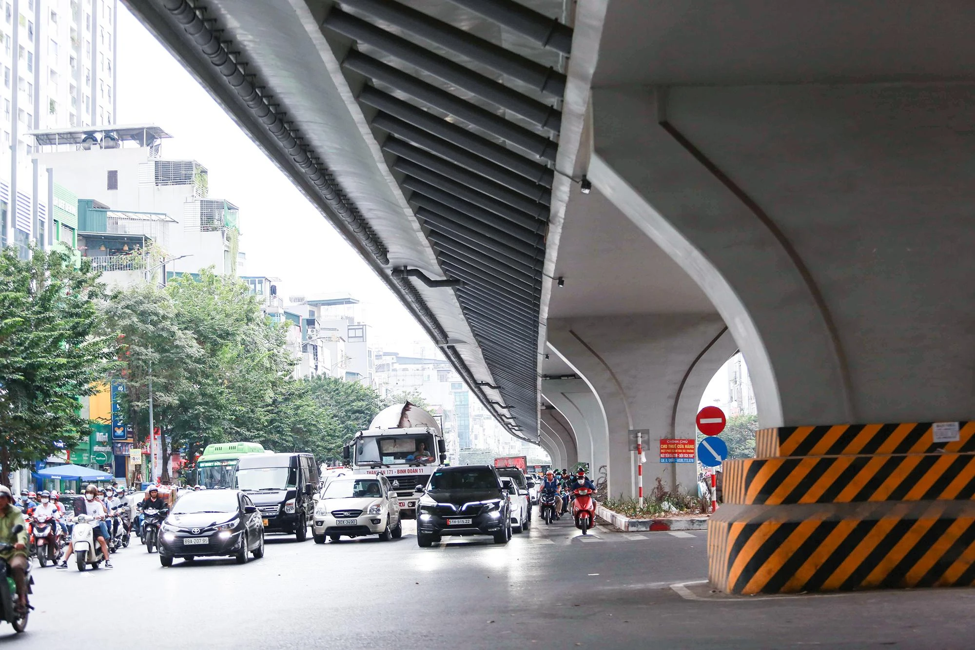 Cũng theo đại diện đơn vị thi công, tuyến đường sẽ được bàn giao trong tháng 12, còn ngày thông xe do UBND TP Hà Nội quyết định. Cũng theo đại diện đơn vị thi công, tuyến đường sẽ được bàn giao trong tháng 12, còn ngày thông xe do UBND TP Hà Nội quyết định.
