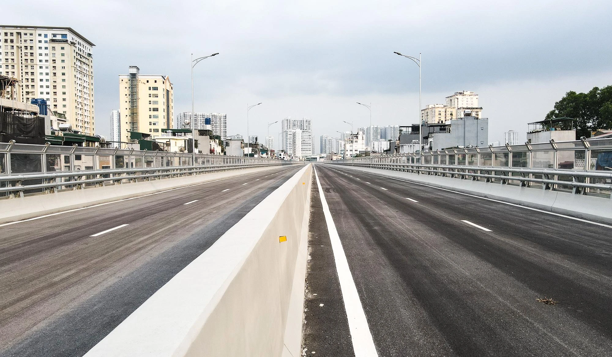 Được biết, dự án đường Vành đai 2 trên cao là một trong những công trình trọng điểm của Thủ đô Hà Nội với tổng mức đầu tư gần 10.000 tỉ đồng. Được biết, dự án đường Vành đai 2 trên cao là một trong những công trình trọng điểm của Thủ đô Hà Nội với tổng mức đầu tư gần 10.000 tỉ đồng.