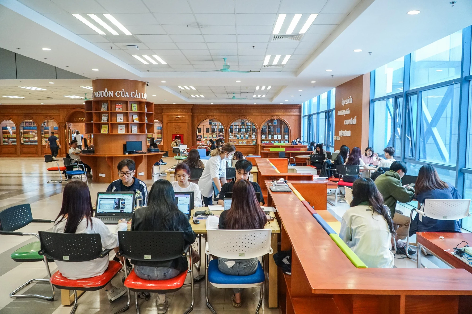 Với vai trò là trường đại học hàng đầu, trọng điểm đào tạo về kinh tế, quản lý, quản trị kinh doanh ở Việt Nam, Trường Đại học Kinh tế Quốc dân được Chính phủ, Bộ GD&ĐT và World Bank lựa chọn là địa điểm, đầu mối đặt thư viện điện tử dùng chung. Với vai trò là trường đại học hàng đầu, trọng điểm đào tạo về kinh tế, quản lý, quản trị kinh doanh ở Việt Nam, Trường Đại học Kinh tế Quốc dân được Chính phủ, Bộ GD&ĐT và World Bank lựa chọn là địa điểm, đầu mối đặt thư viện điện tử dùng chung.