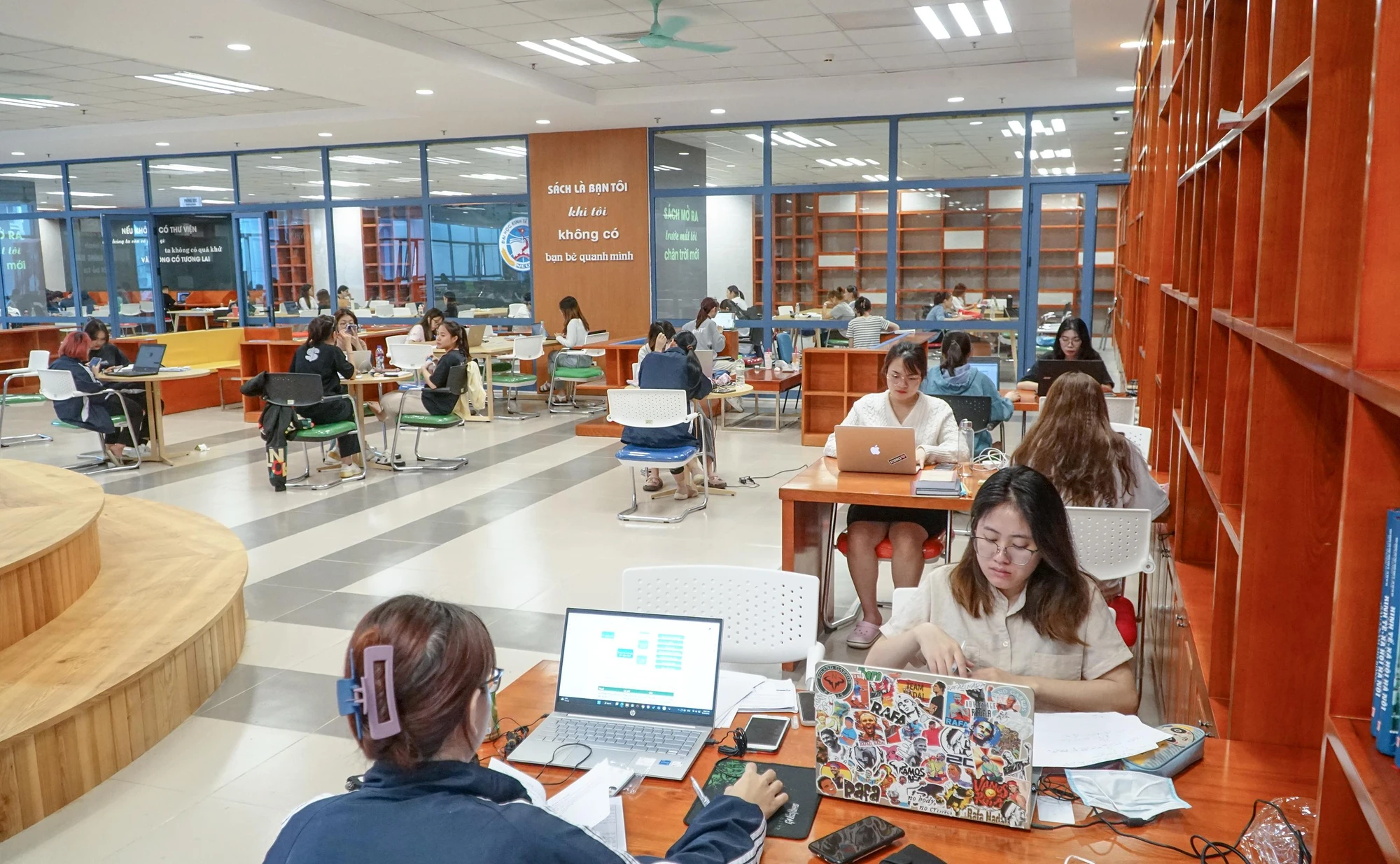Thư viện còn nhiều tài liệu khác như luận án, luận văn hay đề tài nghiên cứu khoa học phục vụ nhu cầu học tập, nghiên cứu của sinh viên. Thư viện còn nhiều tài liệu khác như luận án, luận văn hay đề tài nghiên cứu khoa học phục vụ nhu cầu học tập, nghiên cứu của sinh viên.