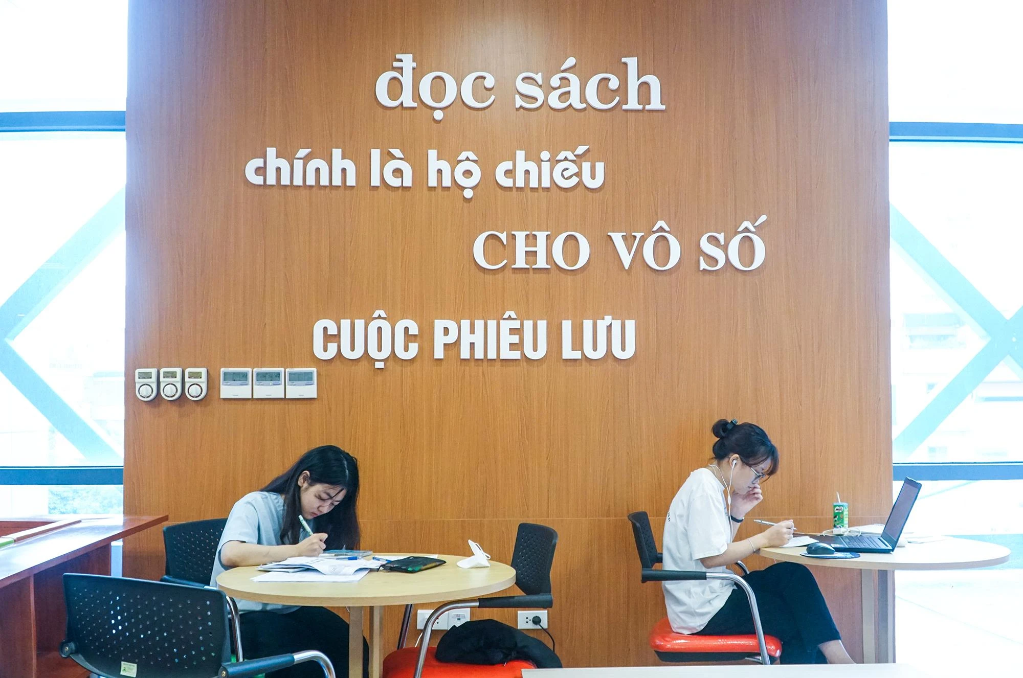 Dự án do Ngân hàng thế giới (World Bank) tài trợ với tổng vốn đầu tư lên đến 11 triệu USD, Trường Đại học Kinh tế Quốc dân được giao làm đầu mối triển khai. Thư viện điện tử dùng chung dự kiến tiếp cận khoảng 600.000 sinh viên, 27.000 giảng viên từ các cơ sở giáo dục tại Việt Nam. Dự án do Ngân hàng thế giới (World Bank) tài trợ với tổng vốn đầu tư lên đến 11 triệu USD, Trường Đại học Kinh tế Quốc dân được giao làm đầu mối triển khai. Thư viện điện tử dùng chung dự kiến tiếp cận khoảng 600.000 sinh viên, 27.000 giảng viên từ các cơ sở giáo dục tại Việt Nam.