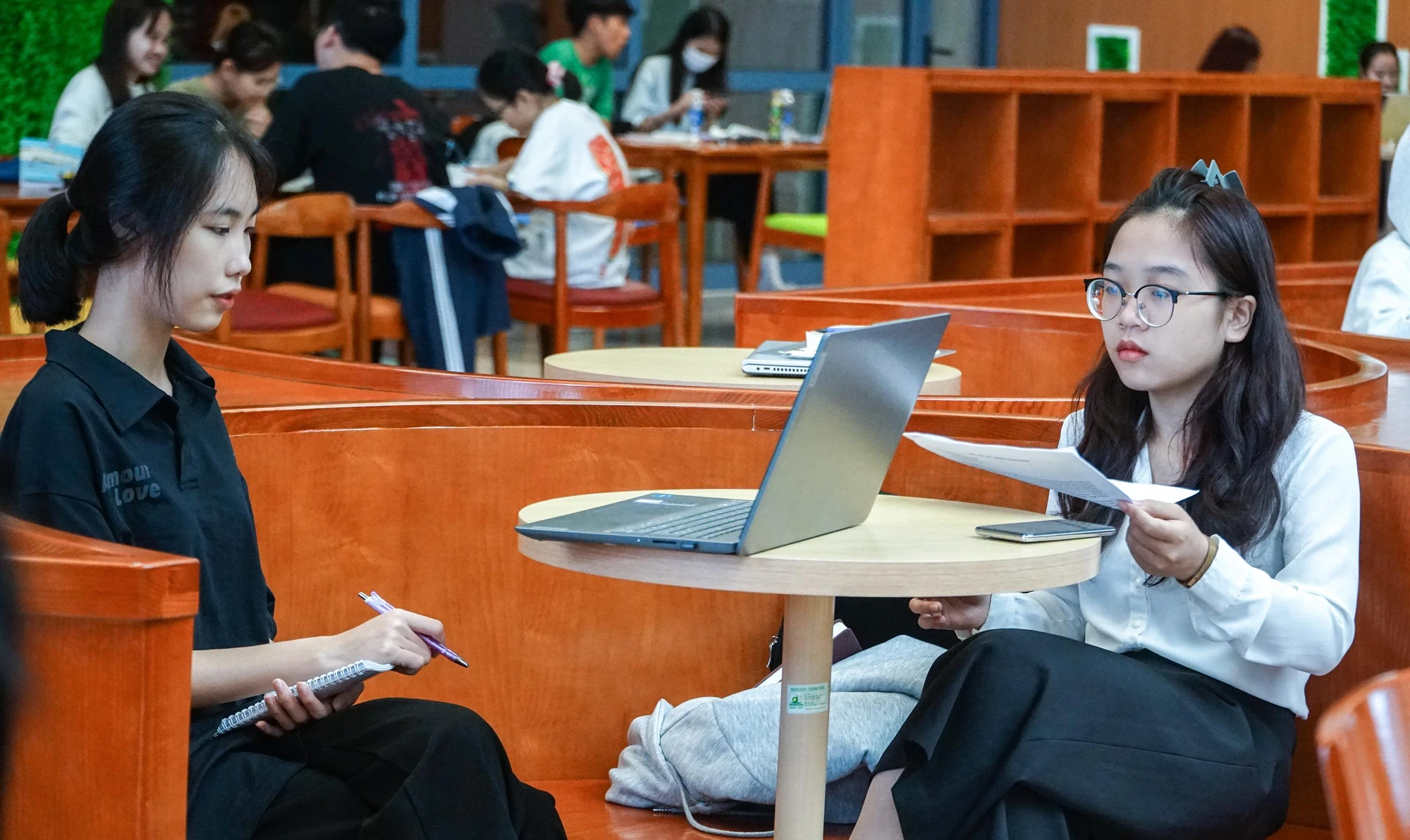 Mỗi tầng được thiết kế theo một chủ điểm riêng: tầng 1 là phòng đọc tại chỗ với những đầu sách truyền thống; tầng 2 là phòng đọc hiện đại; tầng 3 là khu vực sáng tạo, cà phê sách. Tổng diện tích sàn sử dụng cho thư viện lên đến 10.440 m2. Mỗi tầng được thiết kế theo một chủ điểm riêng: tầng 1 là phòng đọc tại chỗ với những đầu sách truyền thống; tầng 2 là phòng đọc hiện đại; tầng 3 là khu vực sáng tạo, cà phê sách. Tổng diện tích sàn sử dụng cho thư viện lên đến 10.440 m2.