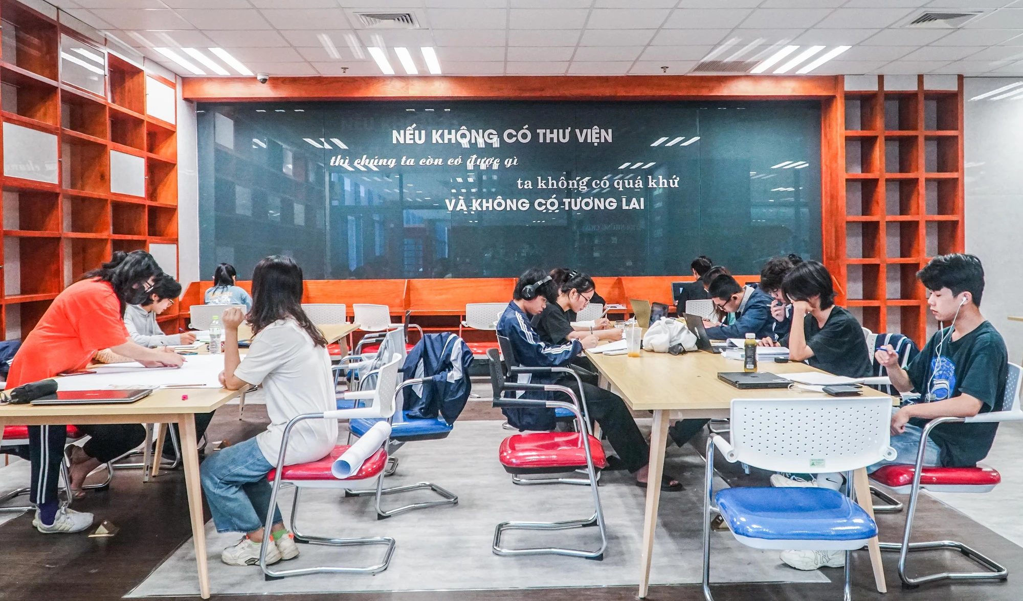 Đến tháng 6-2022, thư viện dùng chung đã chuẩn hóa và chuyển đổi toàn bộ hệ thống cơ sở dữ liệu sang phần mềm quản lý thư viện mới, hiện đại, đáp ứng tiêu chuẩn quốc tế. Website mới cũng được triển khai đồng bộ từ giữa tháng 10-2022. Đến tháng 6-2022, thư viện dùng chung đã chuẩn hóa và chuyển đổi toàn bộ hệ thống cơ sở dữ liệu sang phần mềm quản lý thư viện mới, hiện đại, đáp ứng tiêu chuẩn quốc tế. Website mới cũng được triển khai đồng bộ từ giữa tháng 10-2022.