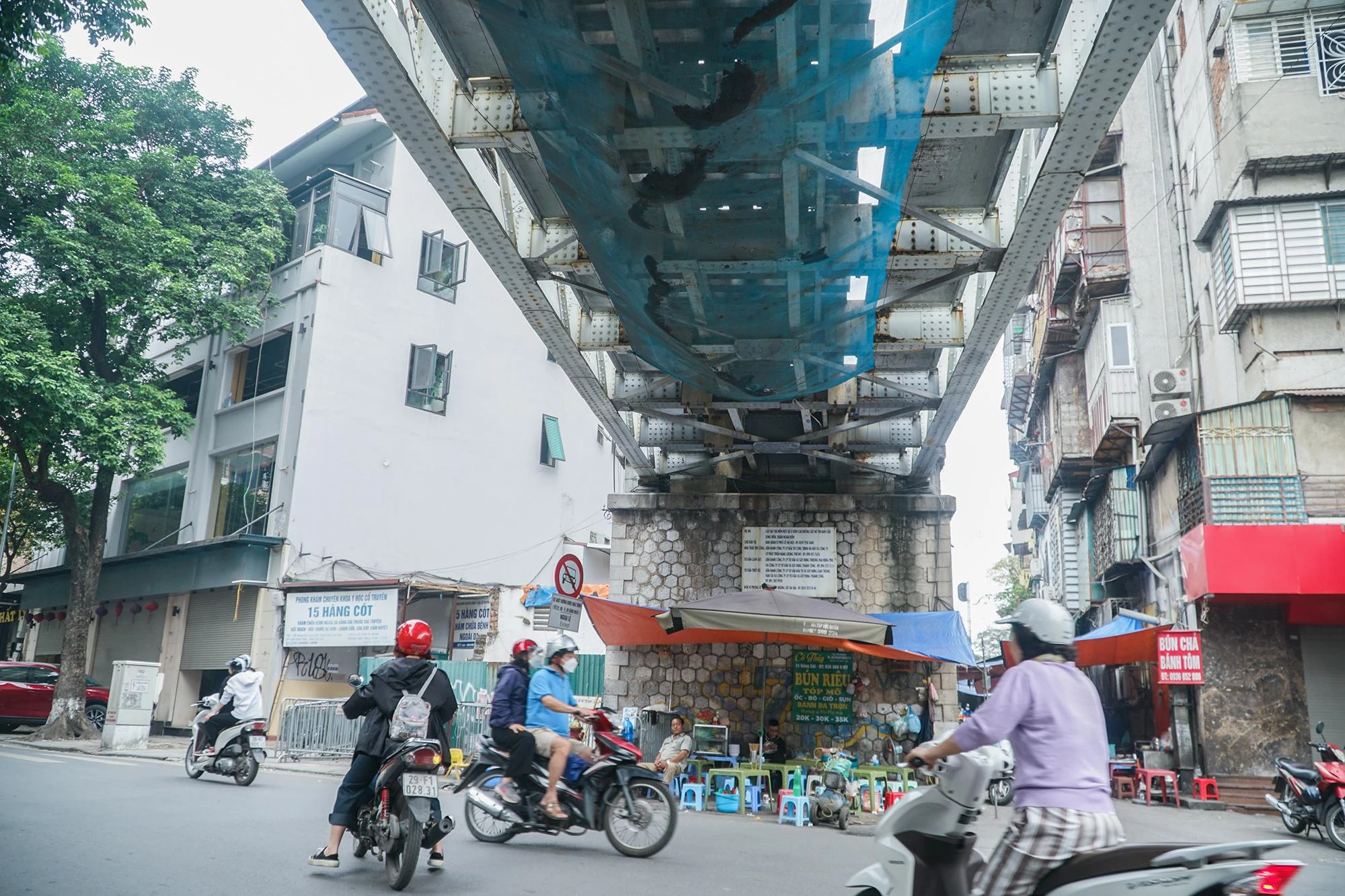Đường sắt xuyên qua nội đô là một nét đặc trưng của Hà Nội, trong đó đáng chú ý là đoạn đi lên cao để vào cầu Long Biên, vượt sang bên kia sông Hồng. Đoạn này bắt đầu từ điểm cắt đầu đường Điện Biên Phủ, thời gian qua trở thành điểm thu hút khách du lịch bởi các quán café đường tàu, rồi được tôn lên cao dần bằng kè đá, chạy dọc phố Phùng Hưng và phố Gầm Cầu. Đường sắt xuyên qua nội đô là một nét đặc trưng của Hà Nội, trong đó đáng chú ý là đoạn đi lên cao để vào cầu Long Biên, vượt sang bên kia sông Hồng. Đoạn này bắt đầu từ điểm cắt đầu đường Điện Biên Phủ, thời gian qua trở thành điểm thu hút khách du lịch bởi các quán café đường tàu, rồi được tôn lên cao dần bằng kè đá, chạy dọc phố Phùng Hưng và phố Gầm Cầu.