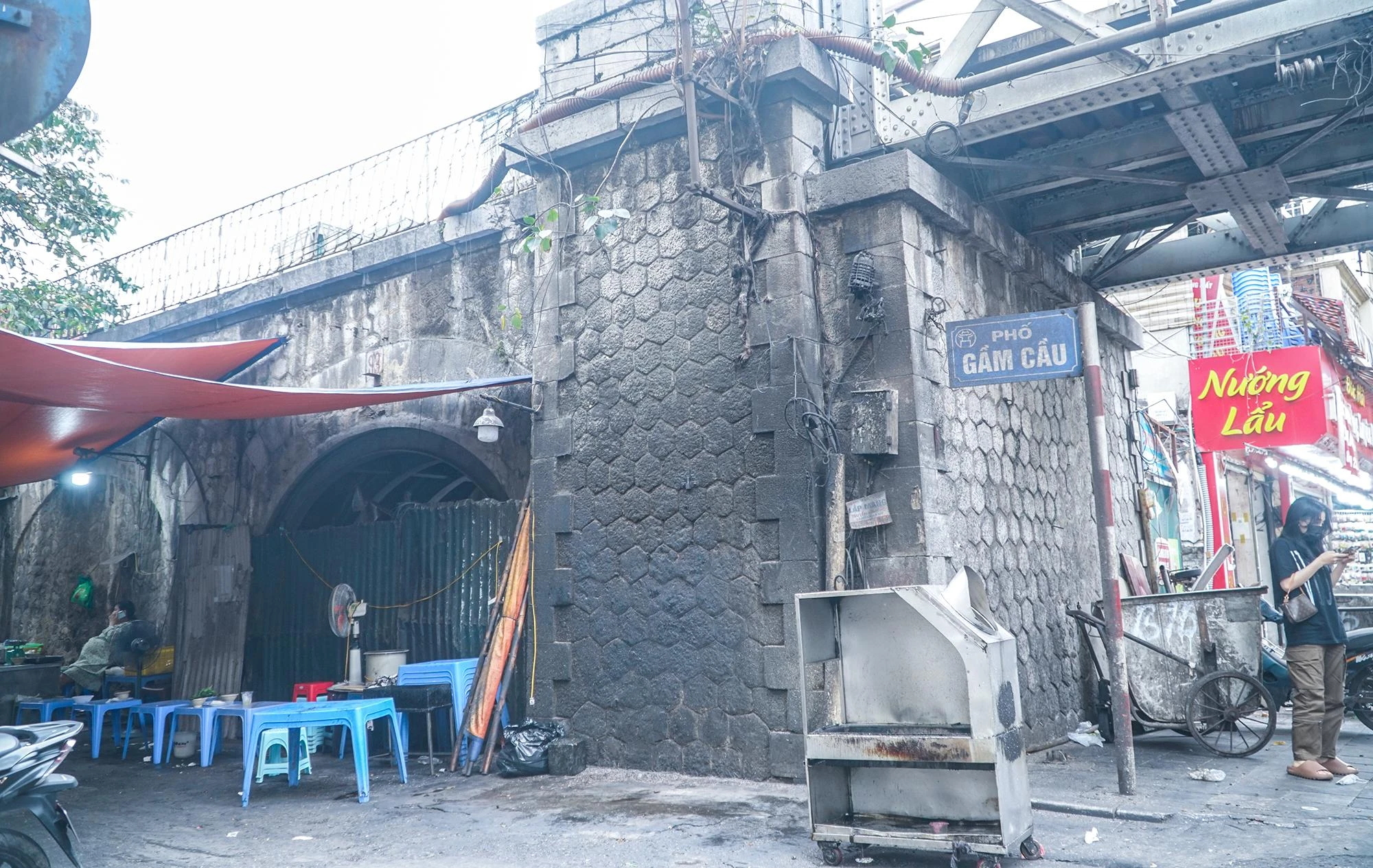 Dự án thí điểm đục thông vòm cầu đến nay dừng lại như vậy. Bên ngoài công trình được quây tôn, người dân “mượn tạm” vỉa hè bán hàng. Chưa biết bao giờ không gian dự kiến tổng diện tích 3.600m2 mới được tái tạo để đưa vào khai thác văn hóa, thương mại. Dự án thí điểm đục thông vòm cầu đến nay dừng lại như vậy. Bên ngoài công trình được quây tôn, người dân “mượn tạm” vỉa hè bán hàng. Chưa biết bao giờ không gian dự kiến tổng diện tích 3.600m2 mới được tái tạo để đưa vào khai thác văn hóa, thương mại.