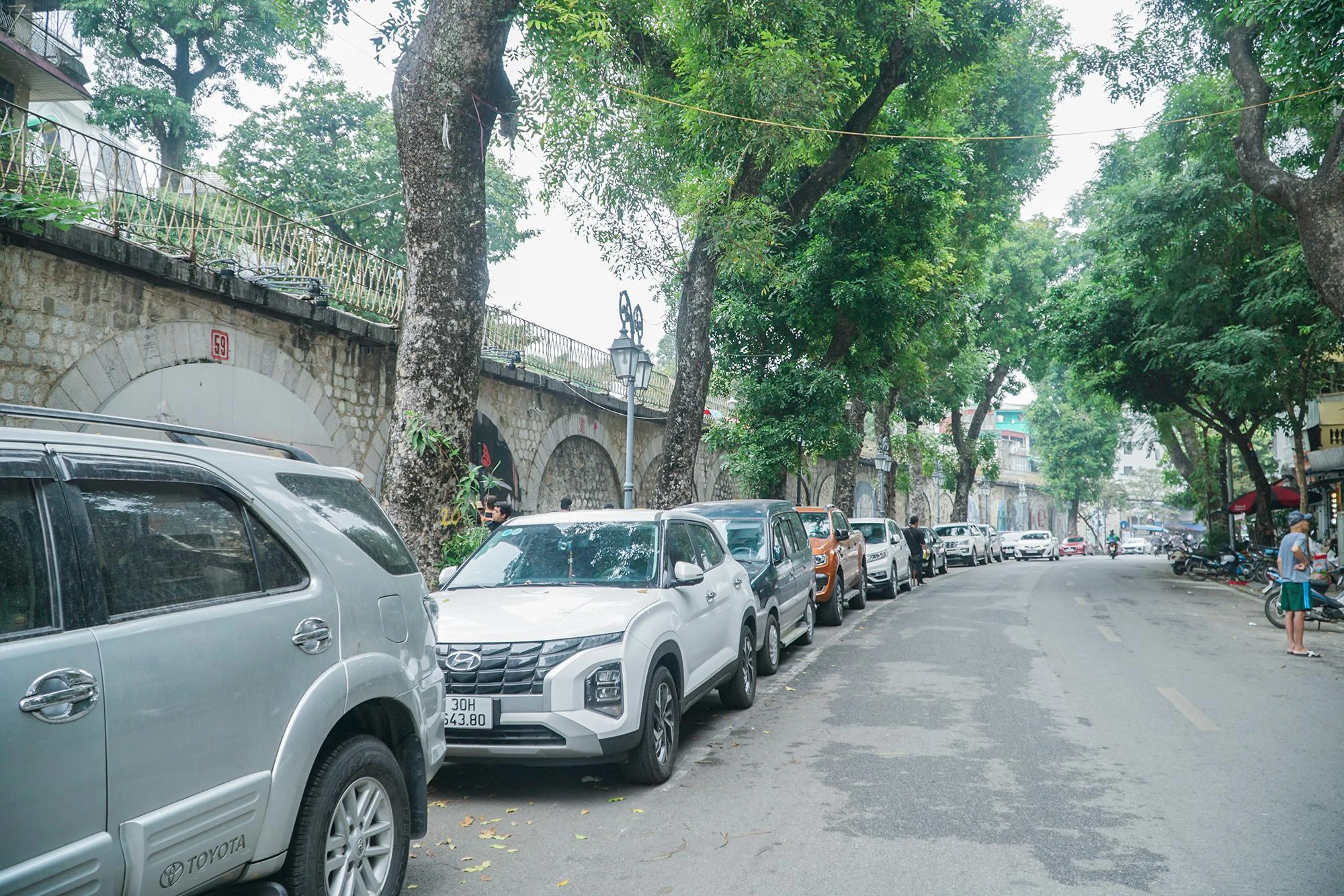 Ngay phía ngoài, hàng dài ô tô đỗ che khuất cả phố bích họa. Thời gian trước, vào những ngày cuối tuần, không gian bích họa phố Phùng Hưng lúc nào cũng tấp nập khách tham quan, ai cũng muốn có những bức ảnh độc đáo bên những “ông đồ”, “gánh hàng hoa”, hay bên những chiếc “tàu điện”… thì bây giờ, không gian ấy trở nên rất vắng vẻ. Ngay phía ngoài, hàng dài ô tô đỗ che khuất cả phố bích họa. Thời gian trước, vào những ngày cuối tuần, không gian bích họa phố Phùng Hưng lúc nào cũng tấp nập khách tham quan, ai cũng muốn có những bức ảnh độc đáo bên những “ông đồ”, “gánh hàng hoa”, hay bên những chiếc “tàu điện”… thì bây giờ, không gian ấy trở nên rất vắng vẻ.