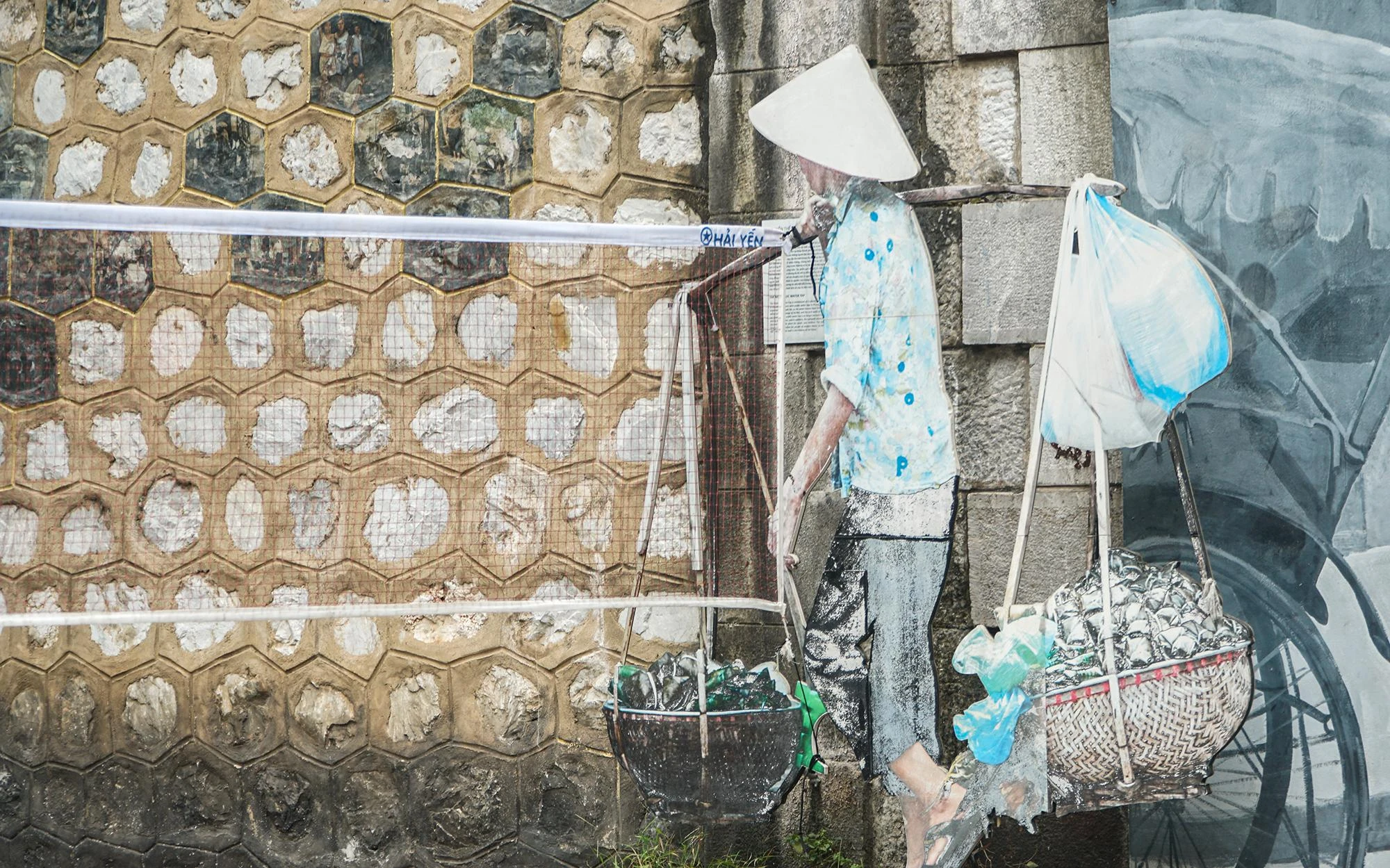 Dây lưới được những người chơi ở đây căng ngay vào một bức tranh. Dây lưới được những người chơi ở đây căng ngay vào một bức tranh.