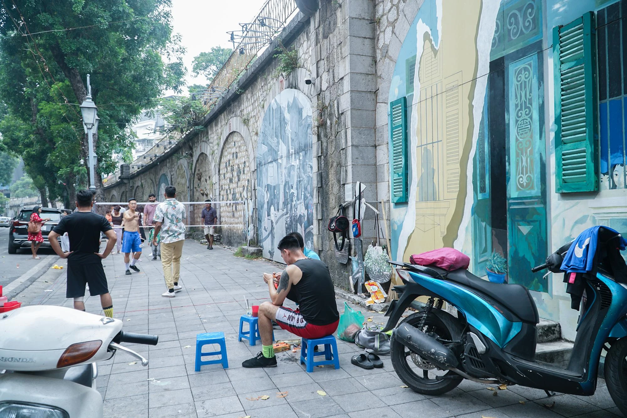 Hiện nay, một số người dân đã tận dụng phố bích họa để làm sân chơi thể thao. Hiện nay, một số người dân đã tận dụng phố bích họa để làm sân chơi thể thao.