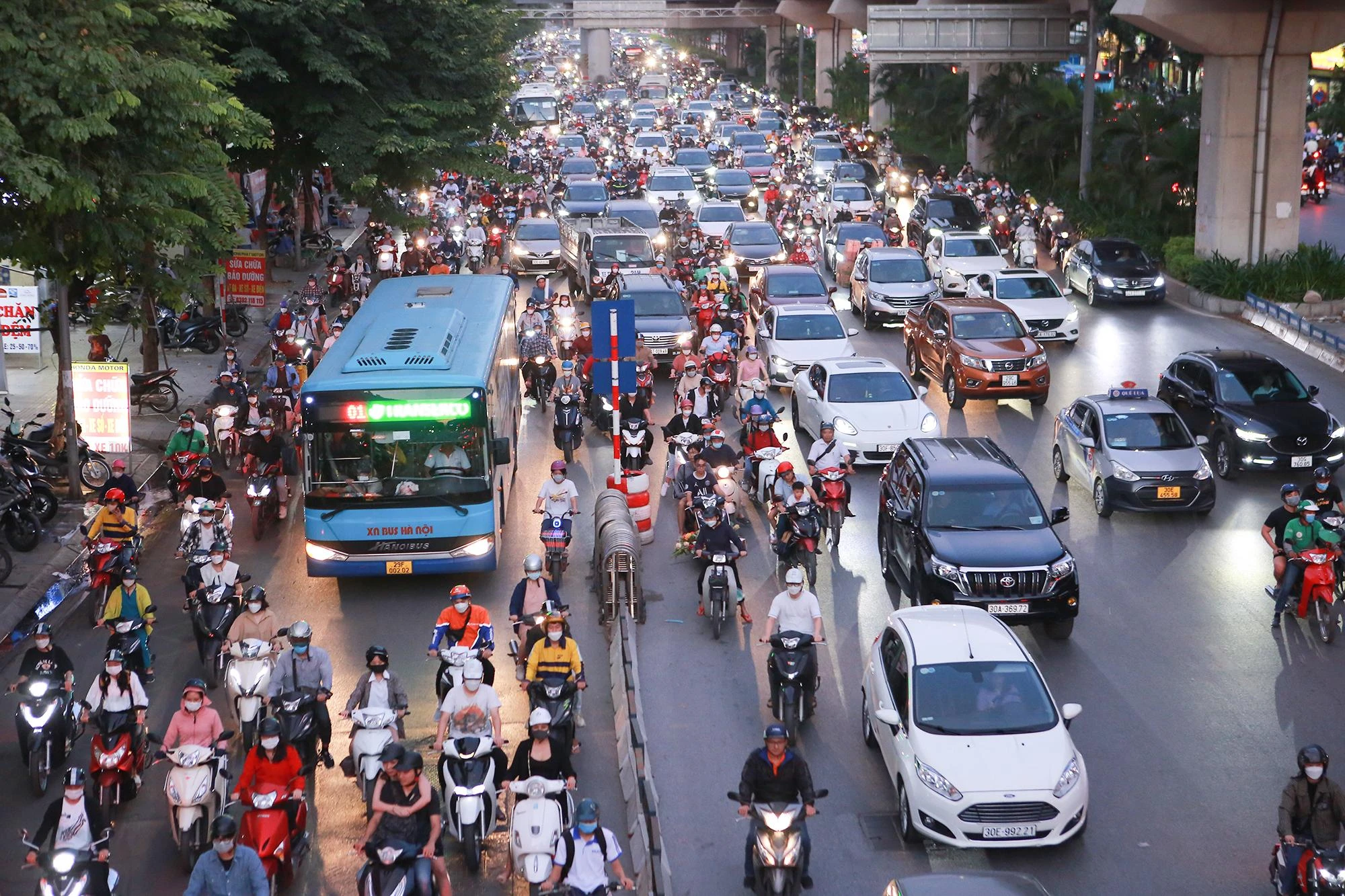 Thời gian trước, chỉ trong vài tháng đường Nguyễn Trãi, đoạn từ nút giao Nguyễn Xiển tới Ngã Tư Sở đã thực hiện nhiều giải pháp, nhưng vào giờ cao điểm đoạn đường vẫn ùn tắc kéo dài. Về giải pháp lâu dài, Hà Nội sẽ tiếp tục tuyên truyền nâng cao ý thức của người dân. Đồng thời, tăng cường kiểm tra, xử lý vi phạm giao thông...
