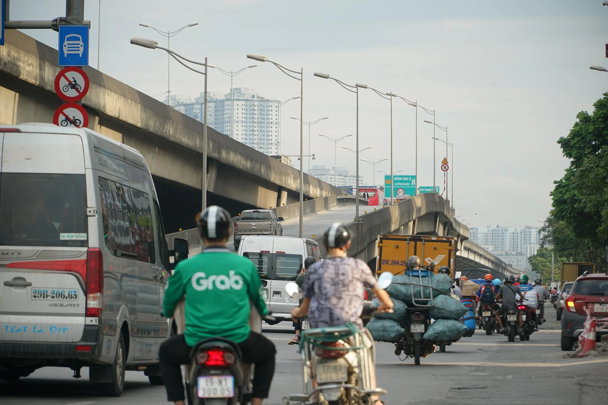 Trên đường Nguyễn Xiển, mới đây Sở GTVT Hà Nội đề xuất xén dải phân cách giữa đường Nguyễn Xiển rộng 5-6m cách lòng đường hiện trạng 0,5m theo chiều đi từ ngã tư Khuất Duy Tiến – Nguyễn Trãi đến ngã tư Nguyễn Xiển – tuyến đường số 1 để hạn chế ùn tắc.