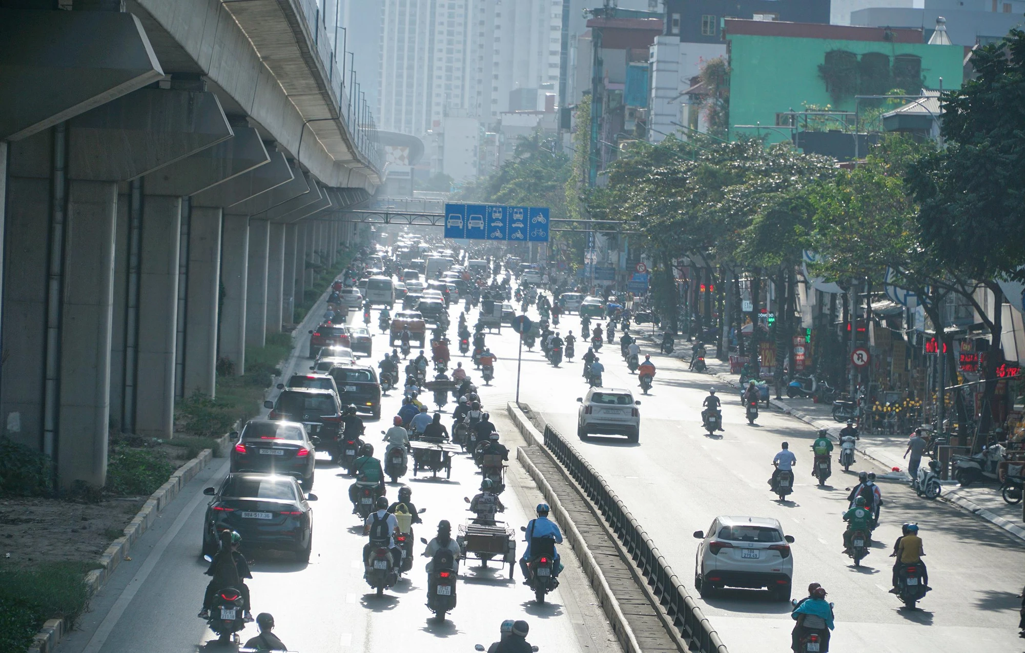 Một hai ngày trước, thời tiết Hà Nội có phần khá oi bức, ánh nắng mặt trời chói chang, đặc biệt là vào buổi trưa và đầu giờ chiều, khiến cho nhiều người ít nhiều cảm thấy khó chịu mỗi khi ra đường. Một hai ngày trước, thời tiết Hà Nội có phần khá oi bức, ánh nắng mặt trời chói chang, đặc biệt là vào buổi trưa và đầu giờ chiều, khiến cho nhiều người ít nhiều cảm thấy khó chịu mỗi khi ra đường.