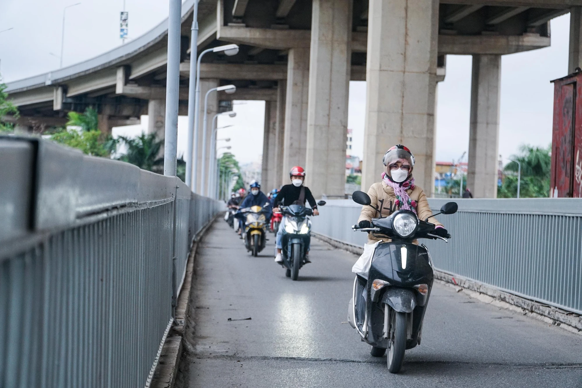 Mặc dù vậy, đêm qua và rạng sáng nay, gió đông bắc đã bắt đầu tràn về khiến cho một số khu vực ở Hà Nội có mưa. Sáng nay ai nấy ra đường đều mặc quần áo mùa đông, bịt bọc kín mít, thậm chí là khoác cả áo mưa để giữ ấm cơ thể. Hình ảnh trên ghi nhận tại tầng dành cho phương tiện đi xe máy của cầu Thăng Long. Mặc dù vậy, đêm qua và rạng sáng nay, gió đông bắc đã bắt đầu tràn về khiến cho một số khu vực ở Hà Nội có mưa. Sáng nay ai nấy ra đường đều mặc quần áo mùa đông, bịt bọc kín mít, thậm chí là khoác cả áo mưa để giữ ấm cơ thể. Hình ảnh trên ghi nhận tại tầng dành cho phương tiện đi xe máy của cầu Thăng Long.