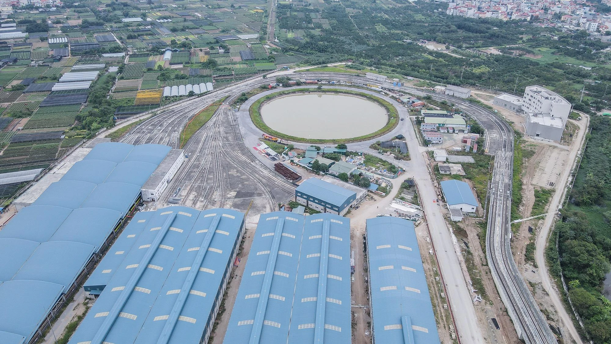 Do một số vướng mắc, dự án đã được đề xuất kéo dài thời gian hoàn thành, vận hành toàn tuyến vào năm 2027 (gồm cả đoạn ngầm). Riêng đoạn trên cao sẽ được khai thác, vận hành trong năm 2022. Tổng mức đầu tư dự án được đề xuất tăng từ trên 32.900 tỷ đồng lên hơn 34.800 tỷ đồng (tăng thêm hơn 1.900 tỷ đồng). Do một số vướng mắc, dự án đã được đề xuất kéo dài thời gian hoàn thành, vận hành toàn tuyến vào năm 2027 (gồm cả đoạn ngầm). Riêng đoạn trên cao sẽ được khai thác, vận hành trong năm 2022. Tổng mức đầu tư dự án được đề xuất tăng từ trên 32.900 tỷ đồng lên hơn 34.800 tỷ đồng (tăng thêm hơn 1.900 tỷ đồng).