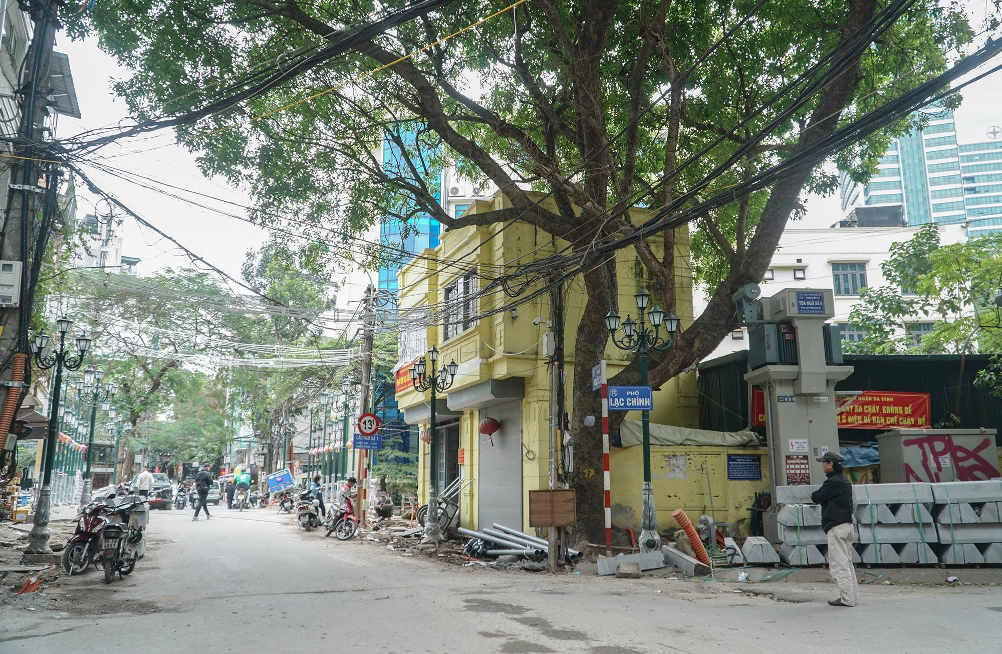 Dự kiến, phạm vi Khu phố ẩm thực đêm kết hợp đi bộ gồm bảy tuyến phố: Ngũ Xá, Trần Tế Xương, Nguyễn Khắc Hiếu, Mạc Đĩnh Chi, Nam Tràng, Lạc Chính và Trấn Vũ. Trong đó, hai tuyến phố trung tâm đảo là phố Ngũ Xã và phố Nguyễn Khắc Hiếu.