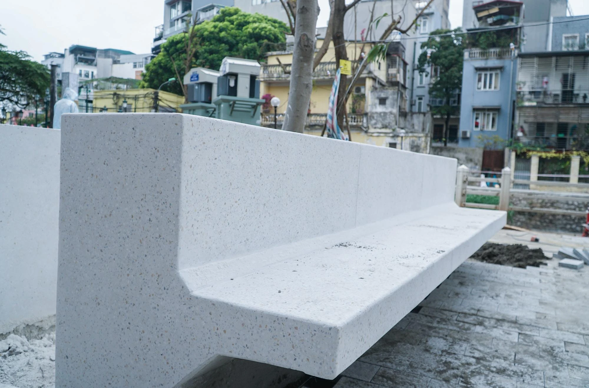 Hàng ghế đá, cây xanh đang được bổ sung, thay thế xung quanh khu vực sân khấu của phố đi bộ Trúc Bạch.
