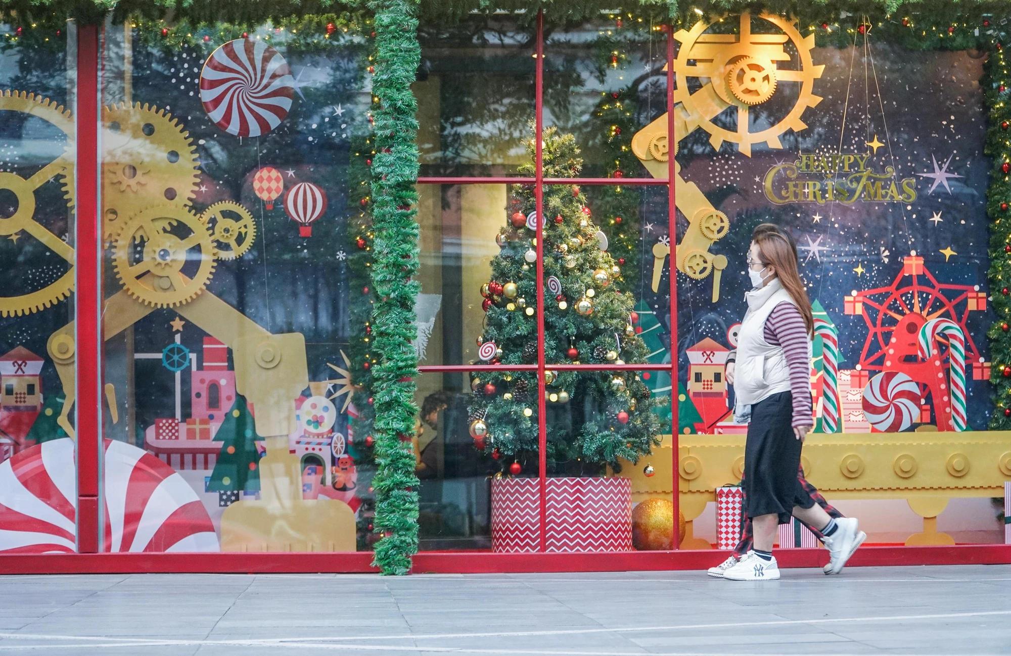 Ngày noel cũng là một thông điệp của hoà bình: "Vinh danh Thượng Đế trên cao – Bình an cho người dưới thế” - đây là câu được hát bởi những thiên thần báo tin sự xuất hiện của vị cứu thế và Noel cũng là ngày người ta chia sẻ với những ai bị bỏ rơi, bị cô đơn, bệnh hoạn, già yếu… Ngày noel cũng là một thông điệp của hoà bình: "Vinh danh Thượng Đế trên cao – Bình an cho người dưới thế” - đây là câu được hát bởi những thiên thần báo tin sự xuất hiện của vị cứu thế và Noel cũng là ngày người ta chia sẻ với những ai bị bỏ rơi, bị cô đơn, bệnh hoạn, già yếu…