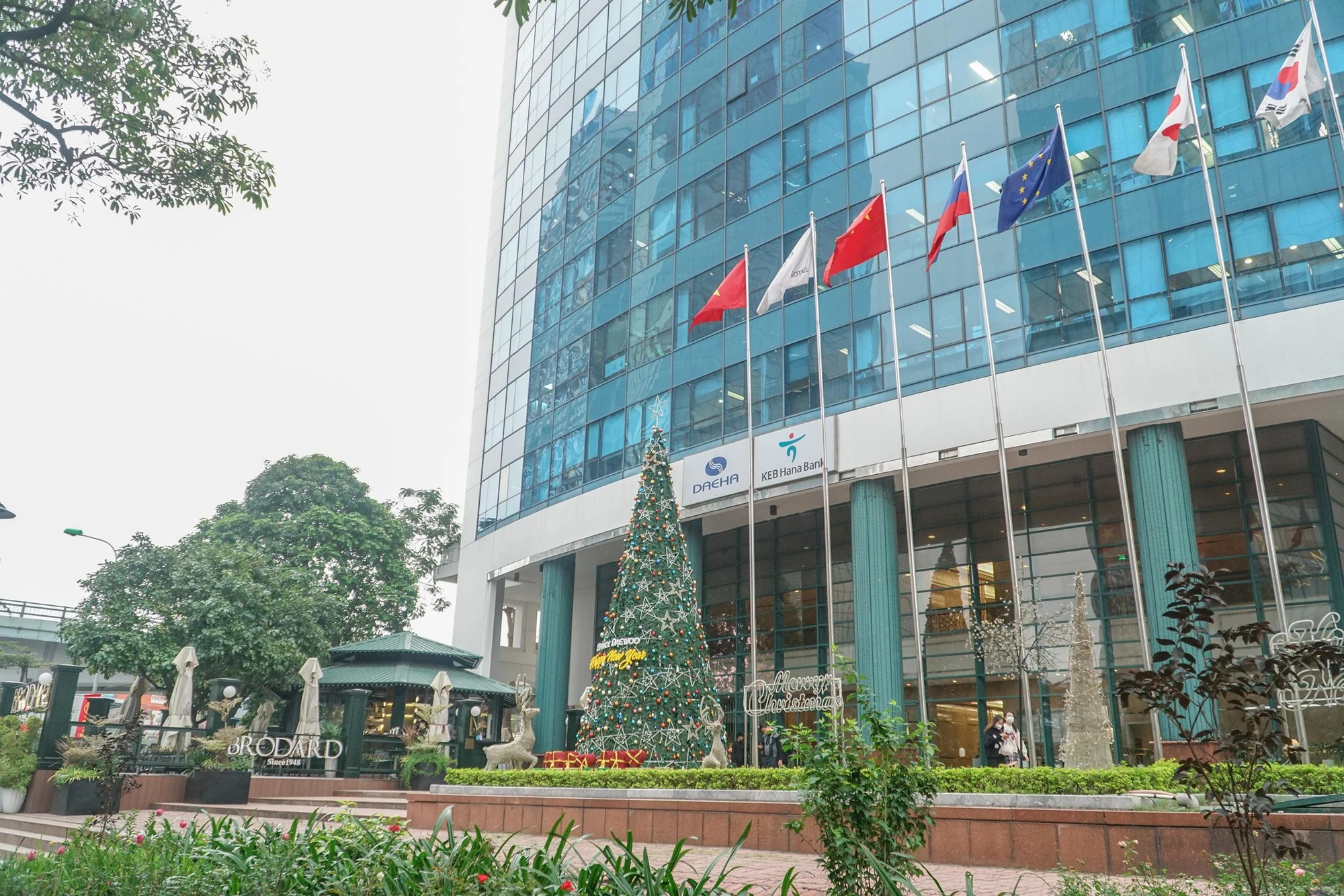 Tuy không phải là một dịp lễ truyền thống của Việt Nam, nhưng nhiều năm gần đây, lễ Giáng sinh (hay còn gọi là Noel) được tổ chức rất cầu kì, trang trọng. Tuy không phải là một dịp lễ truyền thống của Việt Nam, nhưng nhiều năm gần đây, lễ Giáng sinh (hay còn gọi là Noel) được tổ chức rất cầu kì, trang trọng.