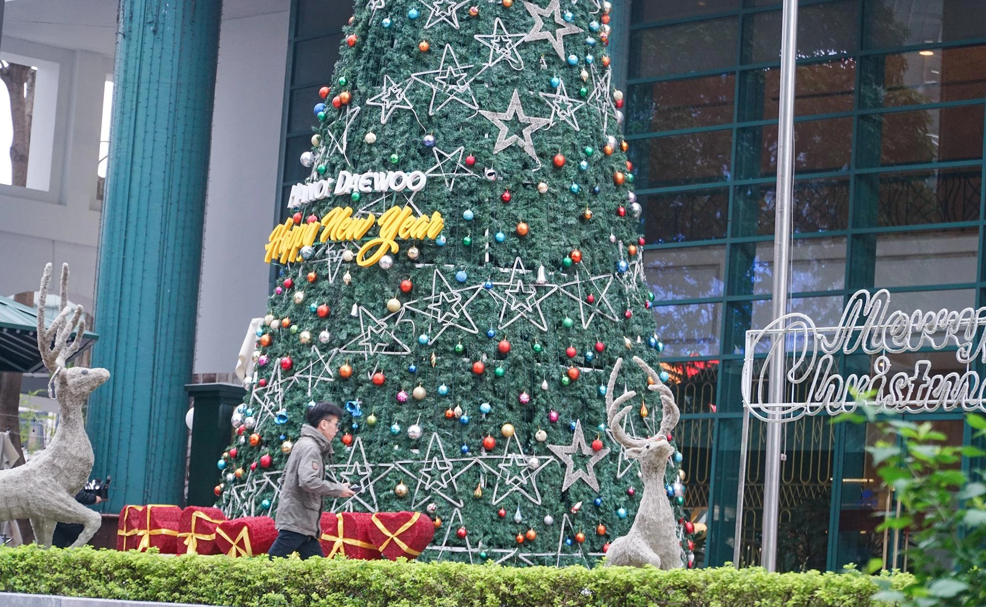 Nhiều nơi ở Hà Nội hiện giờ đều được trang trí rực rỡ với cây thông Noel cùng những chú tuần lộc và ánh đèn lung linh. Nhiều nơi ở Hà Nội hiện giờ đều được trang trí rực rỡ với cây thông Noel cùng những chú tuần lộc và ánh đèn lung linh.