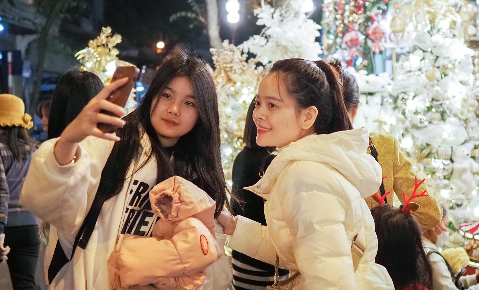 Tuy không phải là một dịp lễ truyền thống của Việt Nam, nhưng nhiều năm gần đây, lễ Giáng sinh được tổ chức rất cầu kì, trang trọng. Tuy không phải là một dịp lễ truyền thống của Việt Nam, nhưng nhiều năm gần đây, lễ Giáng sinh được tổ chức rất cầu kì, trang trọng.