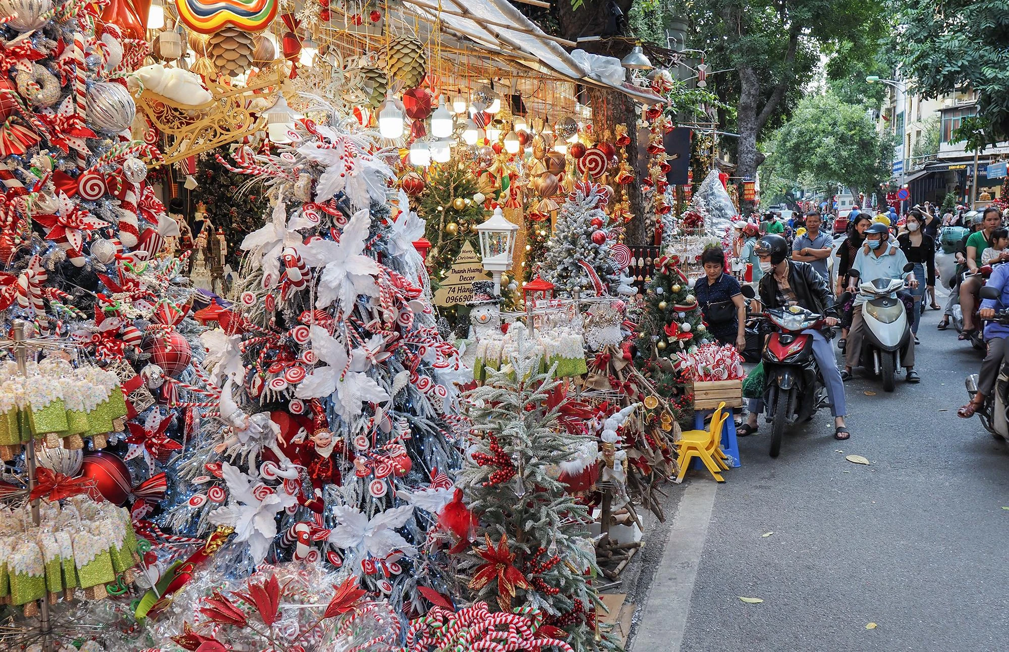 Năm nay, đồ trang trí Giáng sinh ở Hàng Mã đa dạng hơn năm ngoái cả về màu sắc lẫn mẫu mã. Năm nay, đồ trang trí Giáng sinh ở Hàng Mã đa dạng hơn năm ngoái cả về màu sắc lẫn mẫu mã.