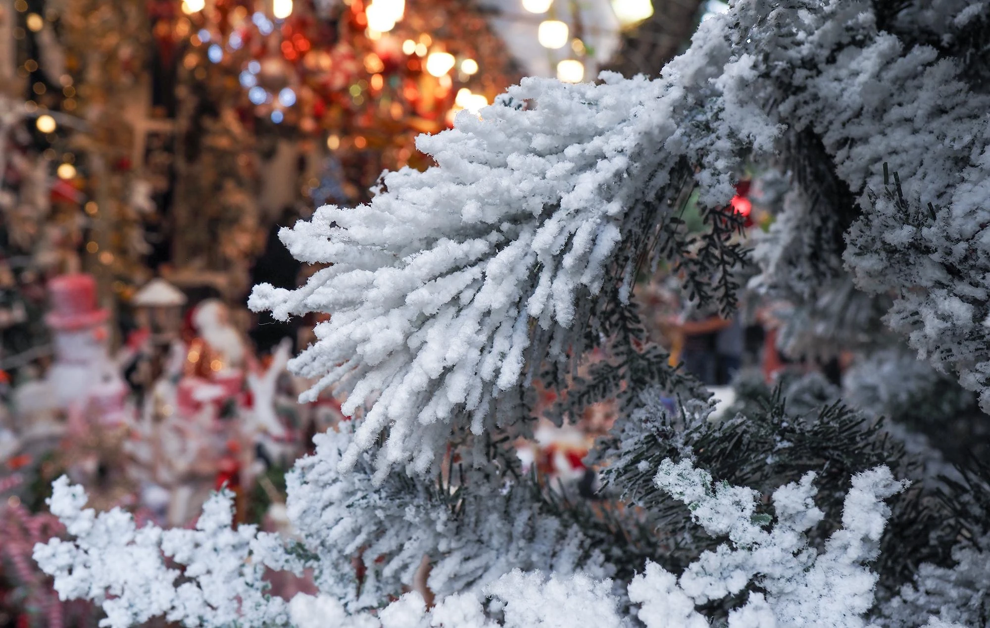 Hà Nội: Không khí Noel tràn ngập trên phố Hàng Mã ảnh 2 Hà Nội: Không khí Noel tràn ngập trên phố Hàng Mã ảnh 2